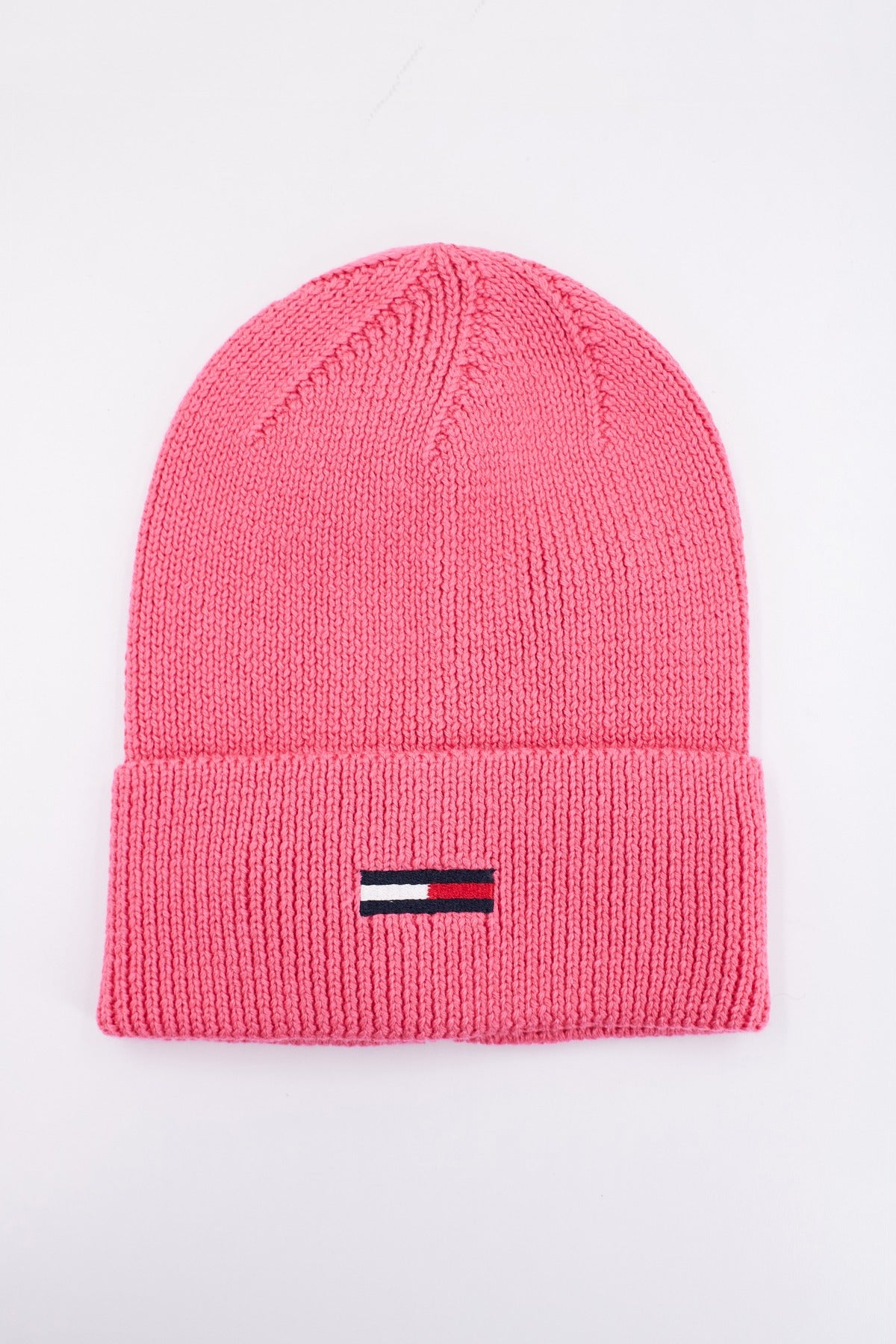 TOMMY JEANS TJW ELONGATED FLAG BEANI en color ROSA  (1)