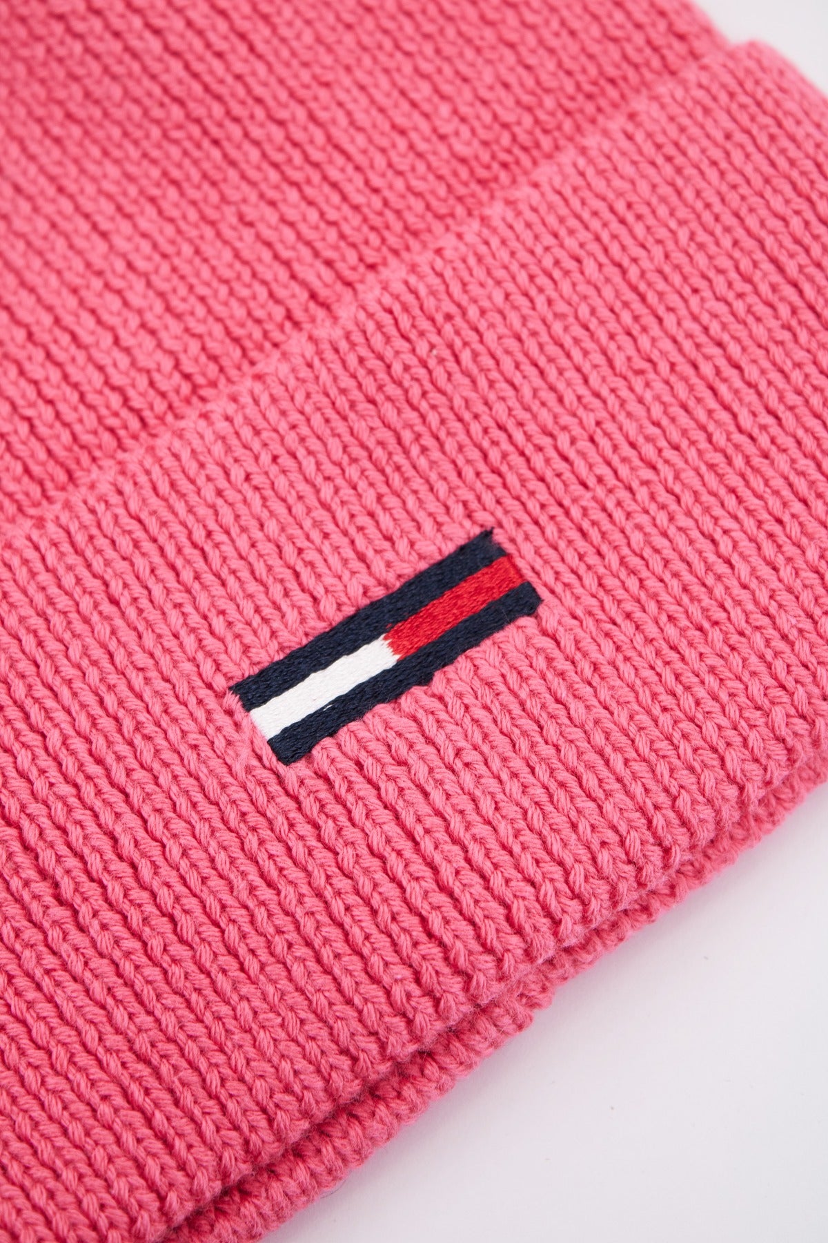 TOMMY JEANS TJW ELONGATED FLAG BEANI en color ROSA  (3)