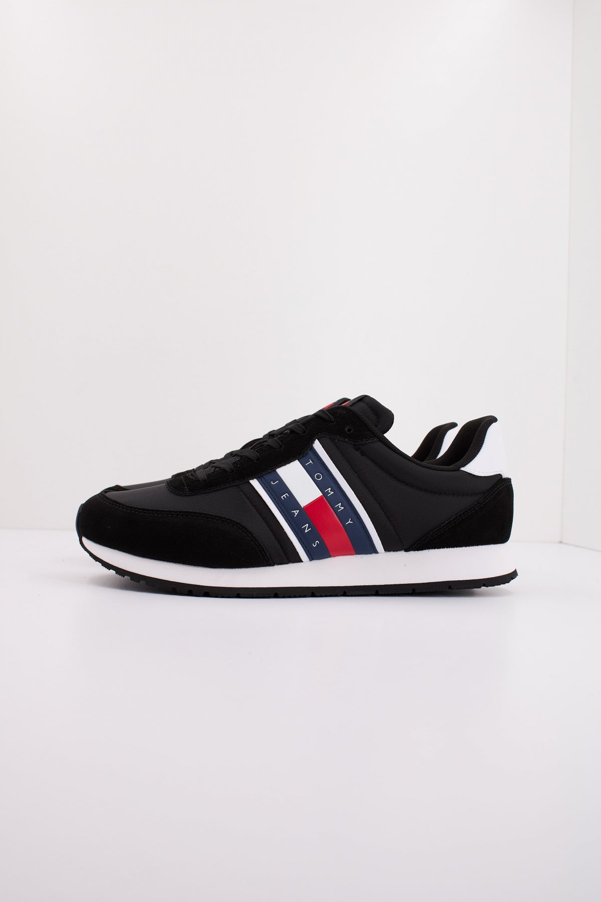 TOMMY JEANS TJM RUNNER CASUAL en color NEGRO  (1)