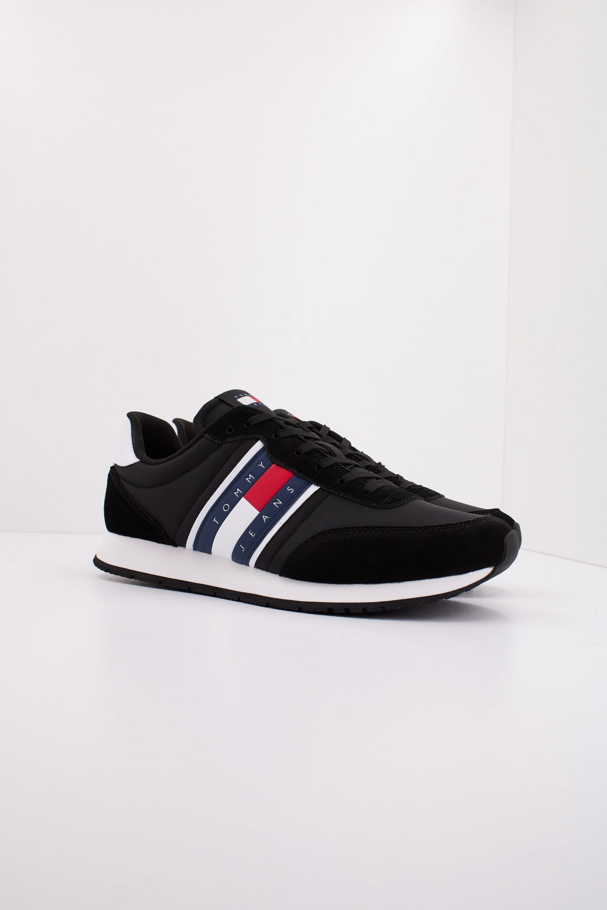 TOMMY JEANS TJM RUNNER CASUAL en color NEGRO  (2)