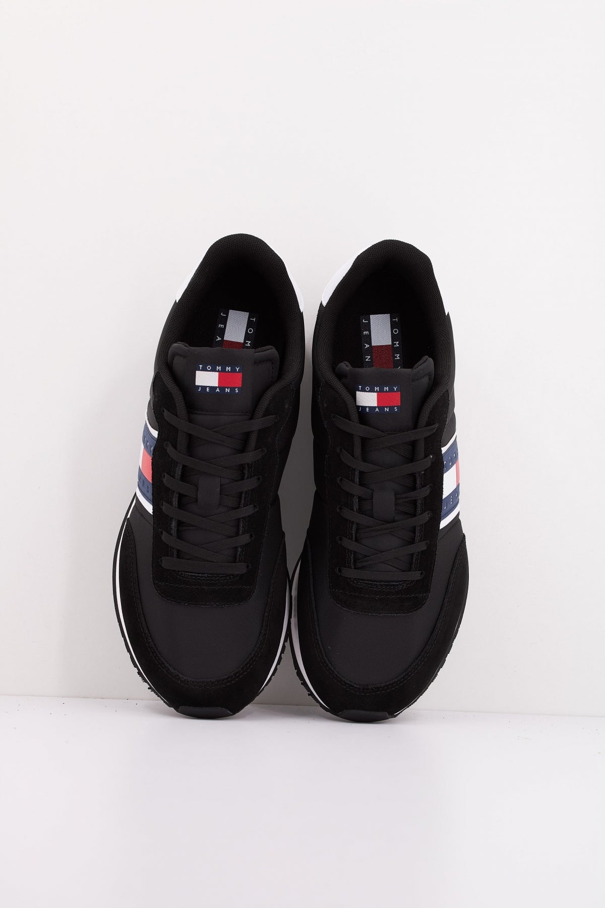 TOMMY JEANS TJM RUNNER CASUAL en color NEGRO  (3)