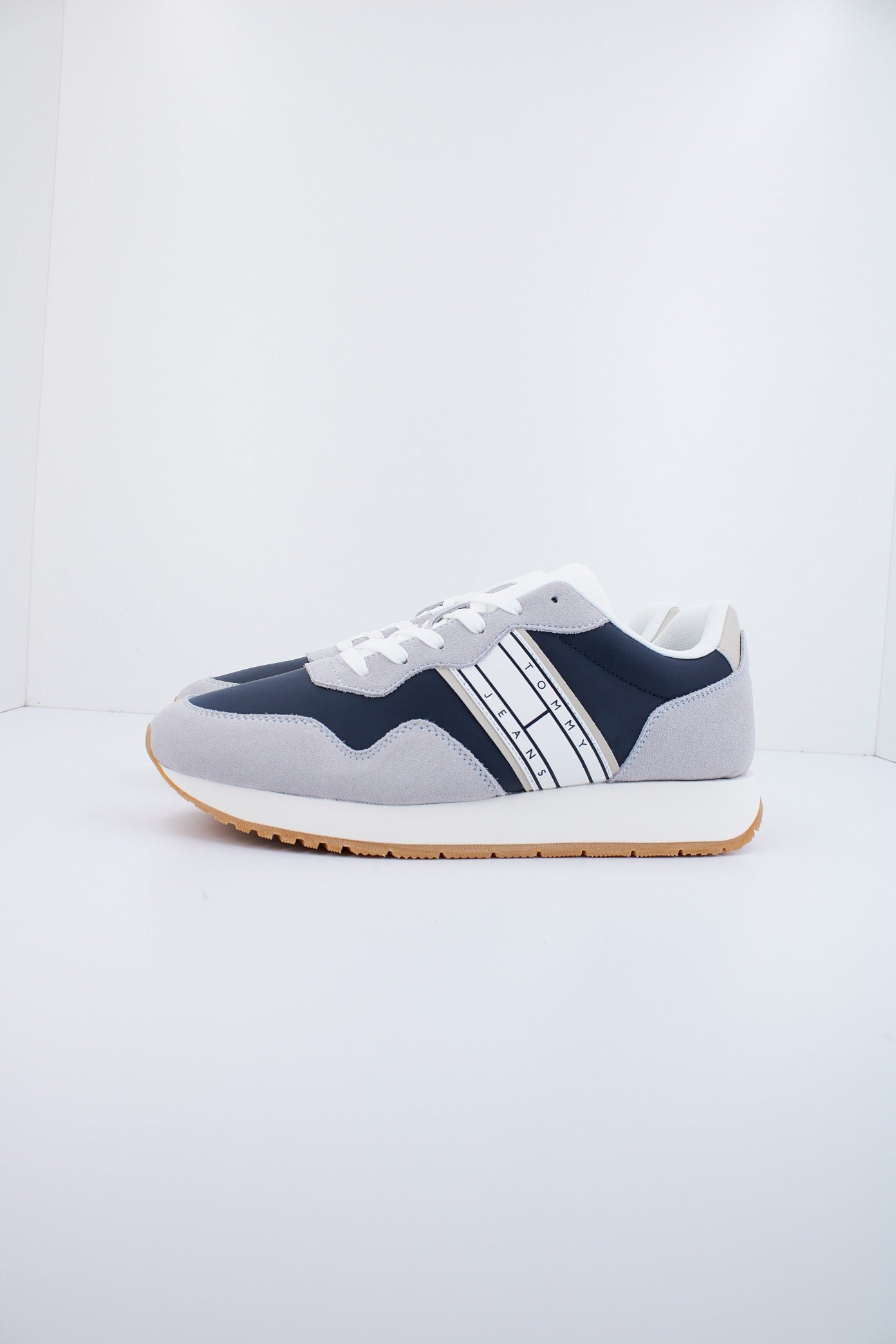 TOMMY JEANS TJM MODERN RUNNER en color GRIS  (1)