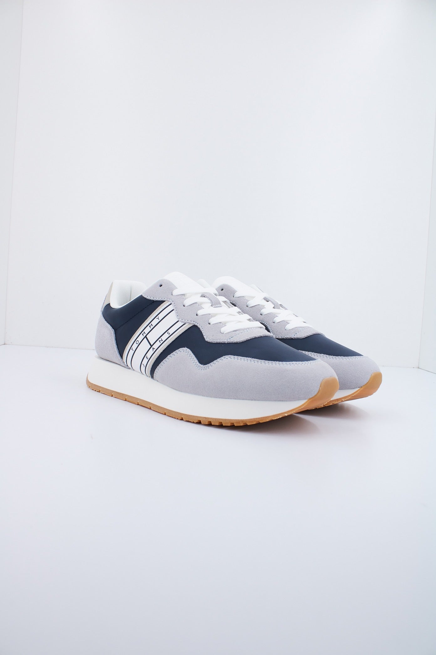 TOMMY JEANS TJM MODERN RUNNER en color GRIS  (2)