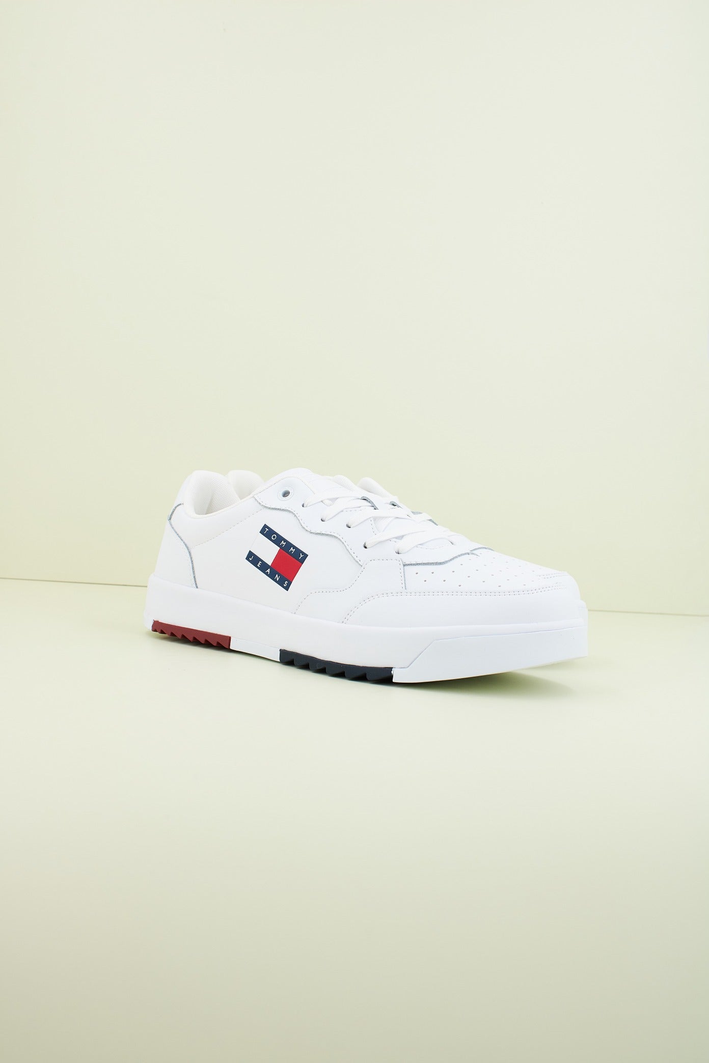 TOMMY JEANS TJM RETRO ESS en color BLANCO  (2)