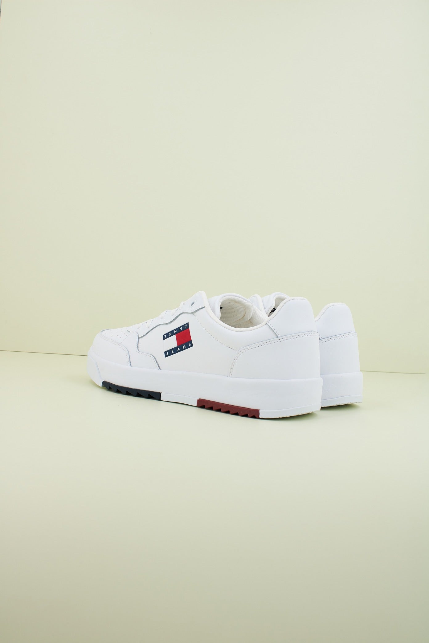 TOMMY JEANS TJM RETRO ESS en color BLANCO  (3)