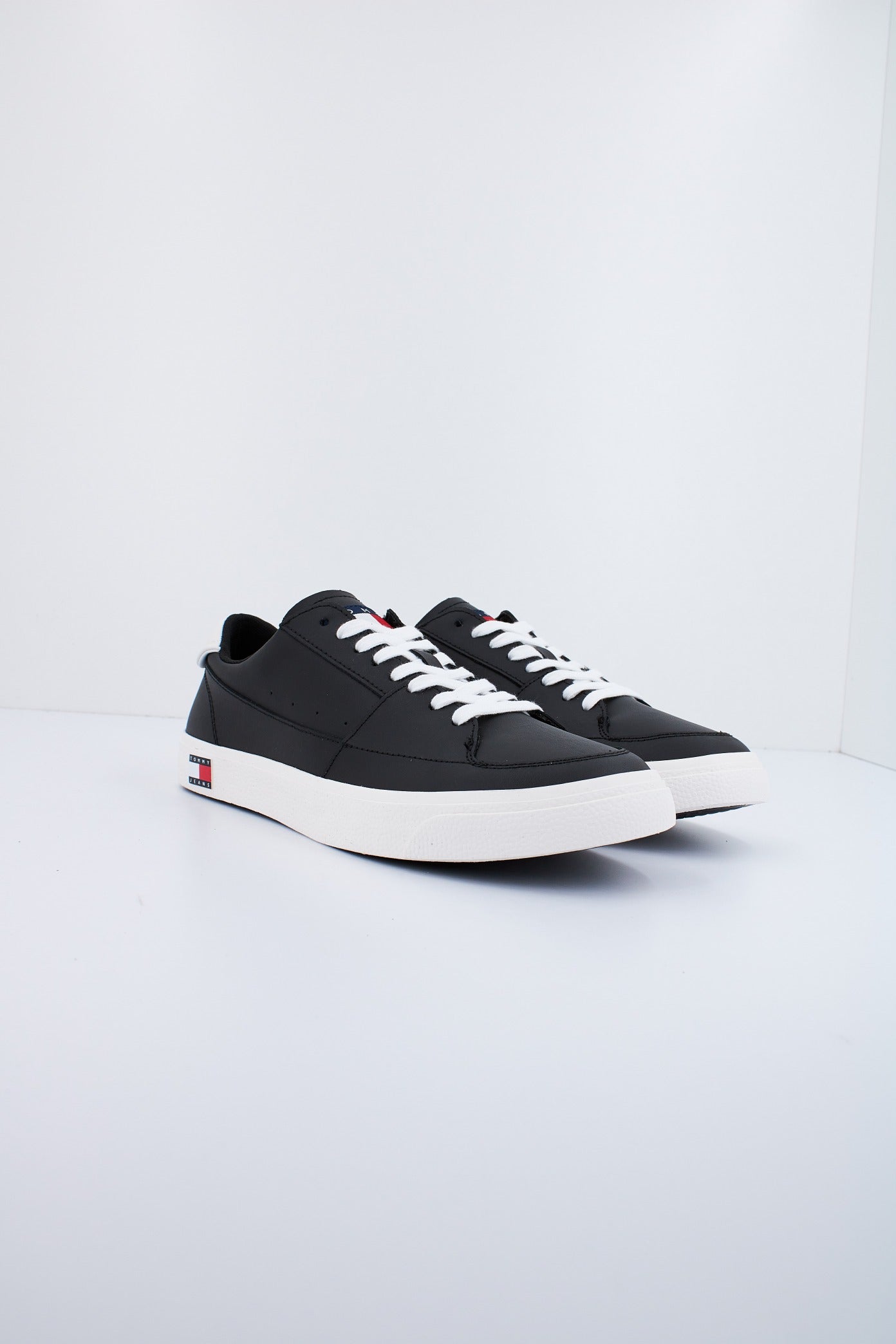 TOMMY JEANS TJM VULCANIZED ESS en color NEGRO  (2)