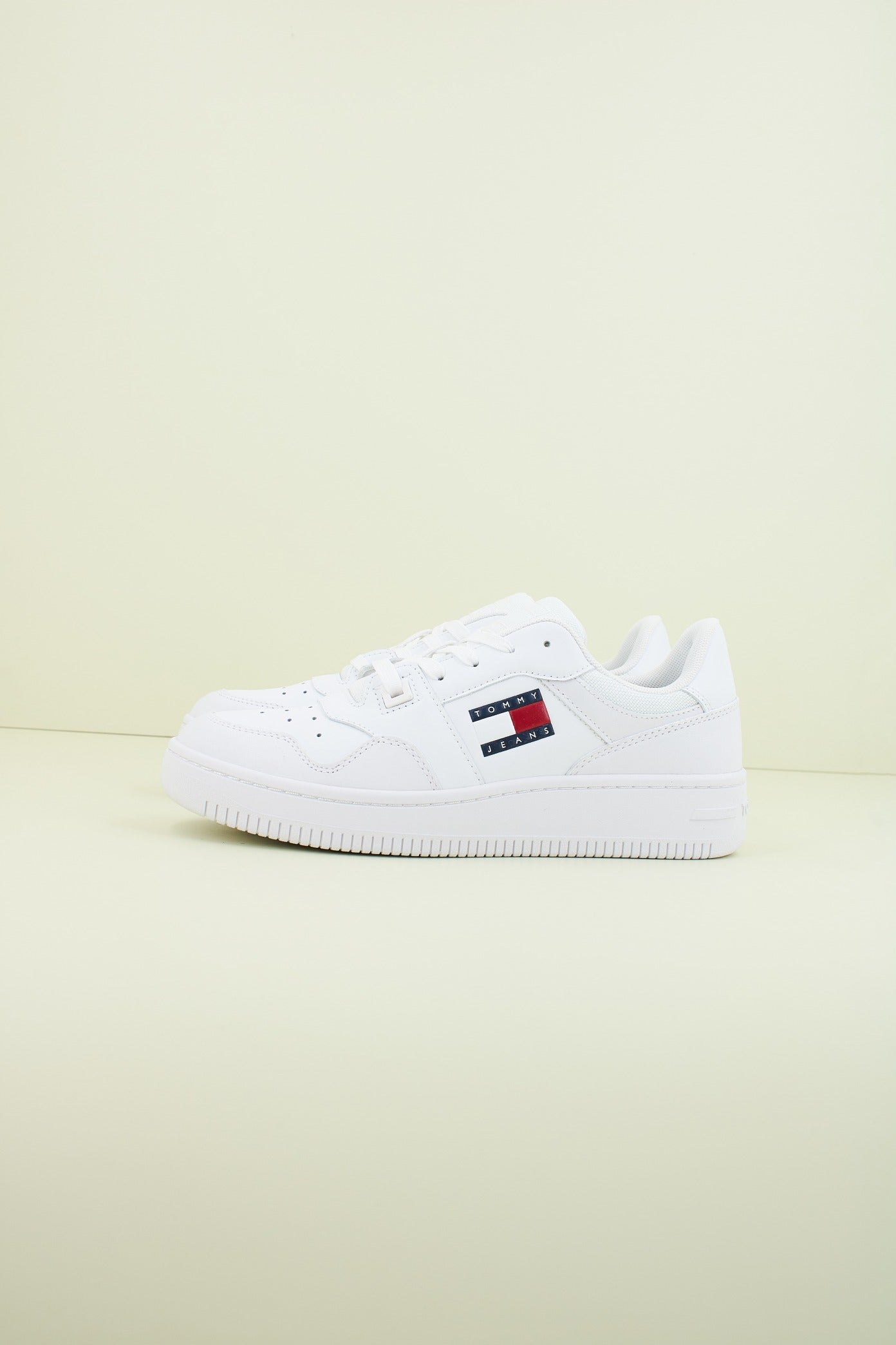 TOMMY JEANS TJW RETRO BASKET ESS en color BLANCO  (1)