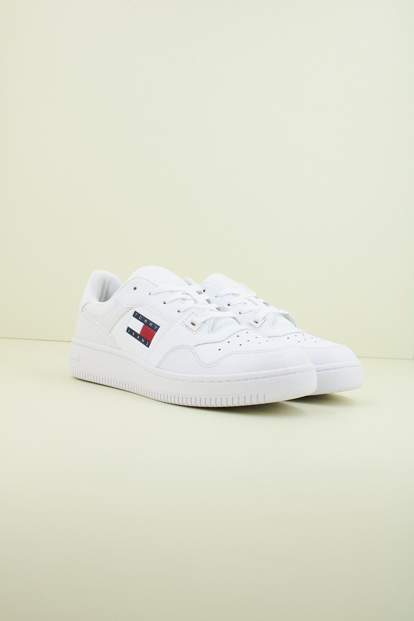 TOMMY JEANS TJW RETRO BASKET ESS en color BLANCO  (2)