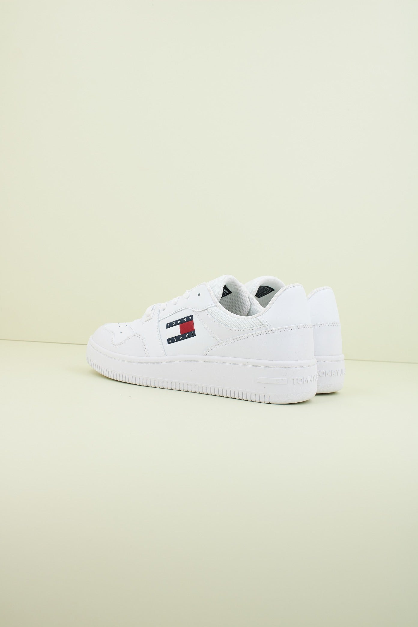 TOMMY JEANS TJW RETRO BASKET ESS en color BLANCO  (3)