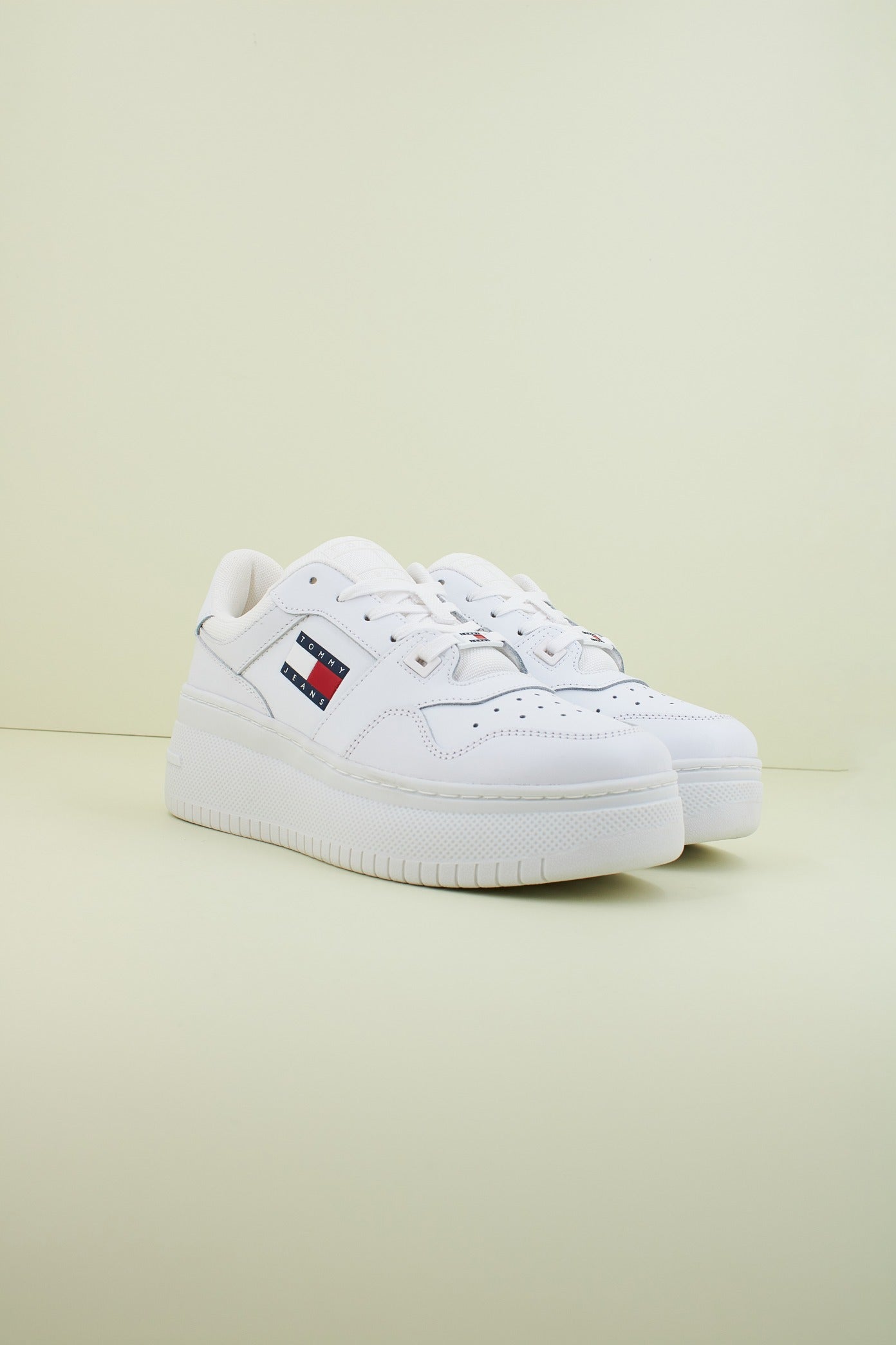 TOMMY JEANS TJW RETRO BASKET FLATFORM ESS en color BLANCO  (2)