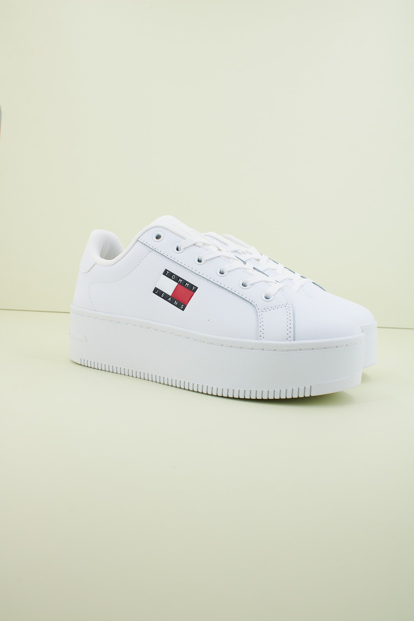 TOMMY JEANS TJW FLATFORM ESS en color BLANCO  (2)