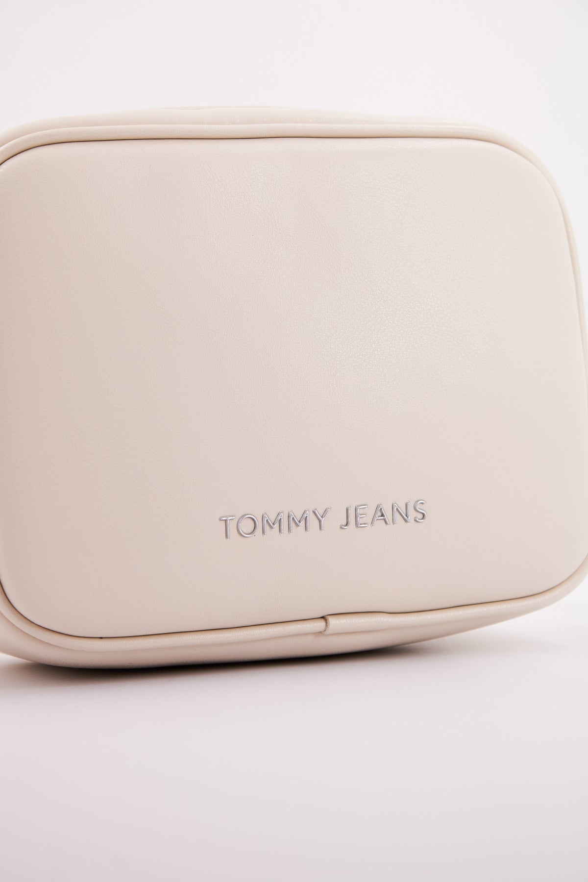 TOMMY JEANS TJW ESS MUST CAMERA BAG en color BEIS  (3)