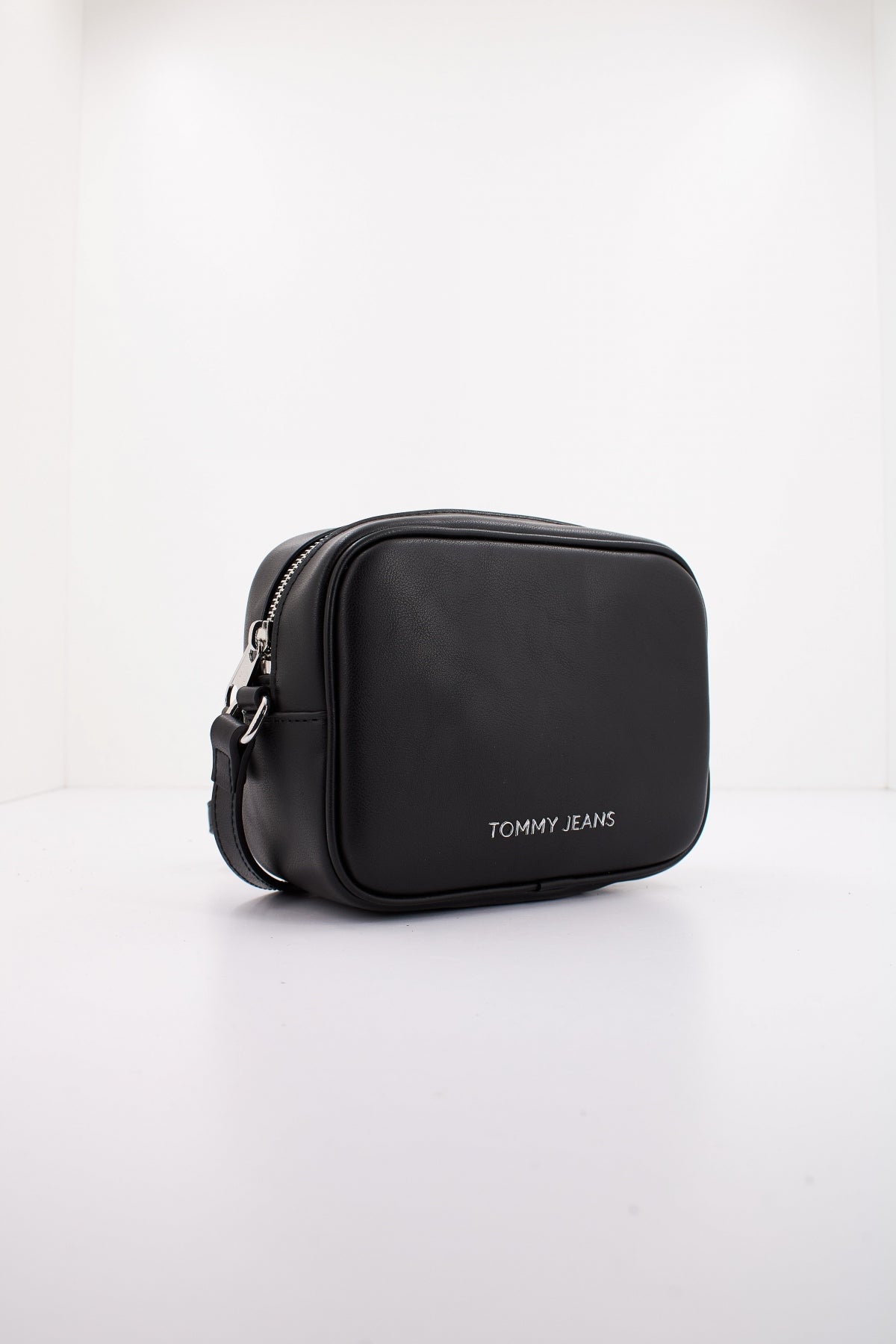 TOMMY JEANS TJW ESS MUST CAMERA BAG en color NEGRO  (1)