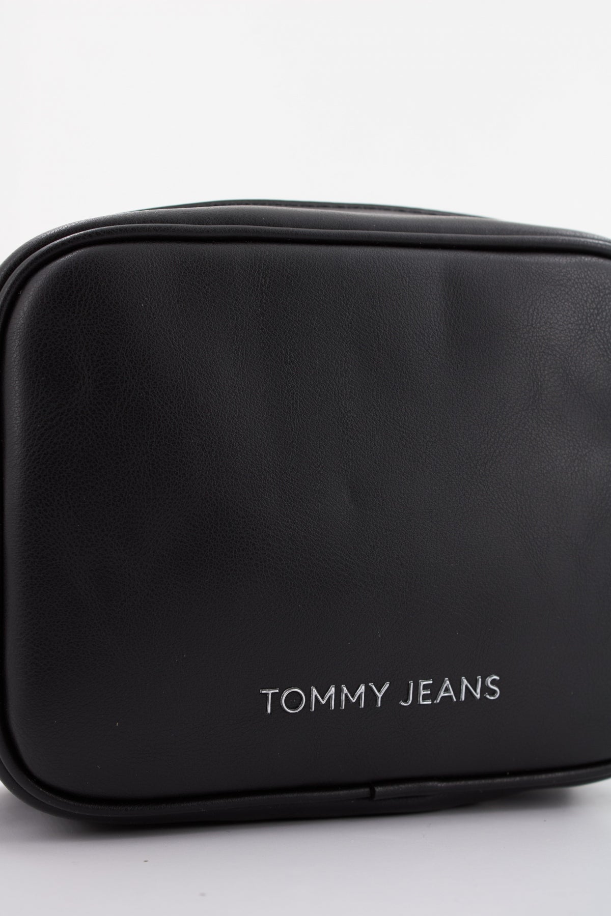 TOMMY JEANS TJW ESS MUST CAMERA BAG en color NEGRO  (4)