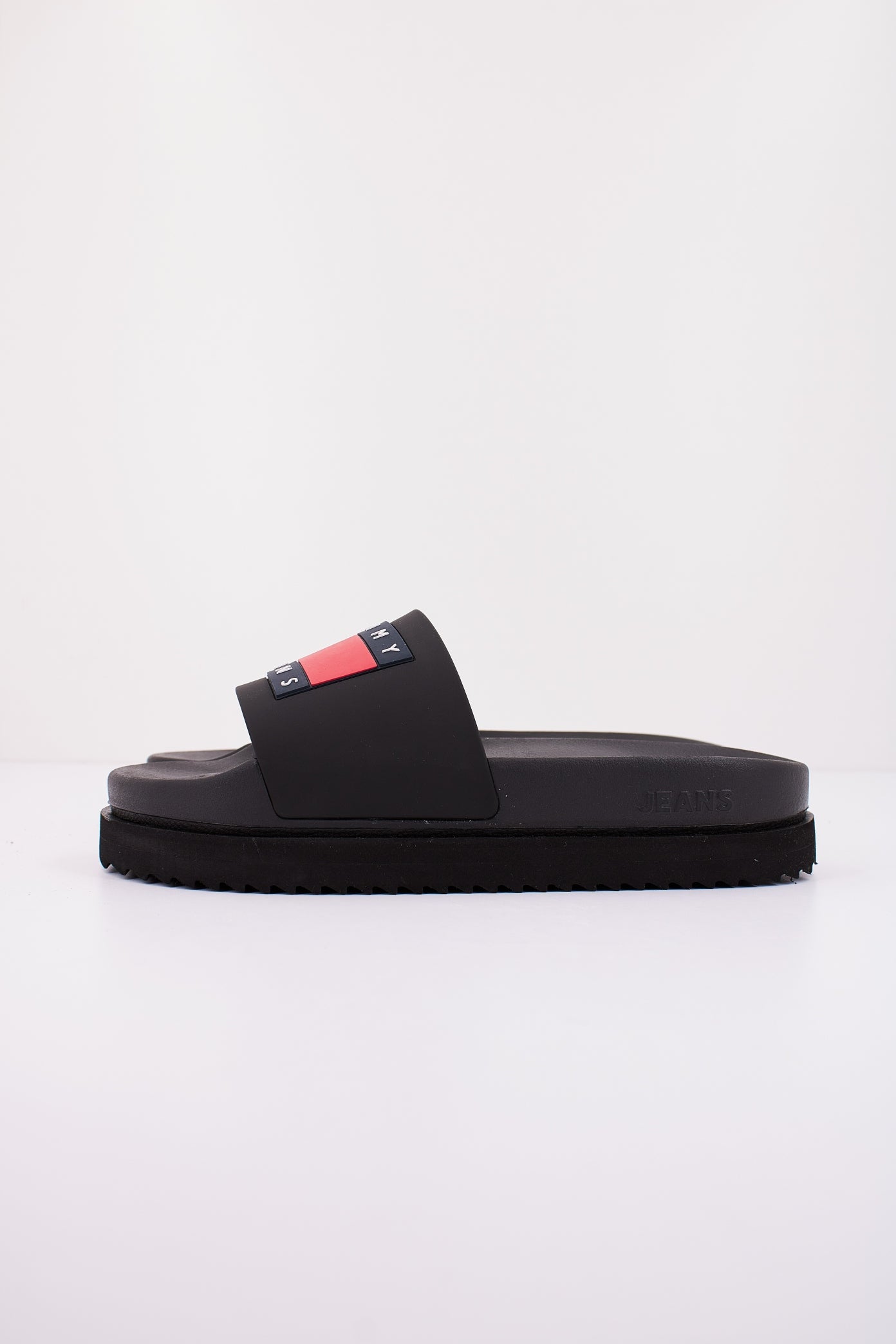 TOMMY JEANS  TJW ELEVATED FLATFORM SLIDE en color NEGRO  (1)