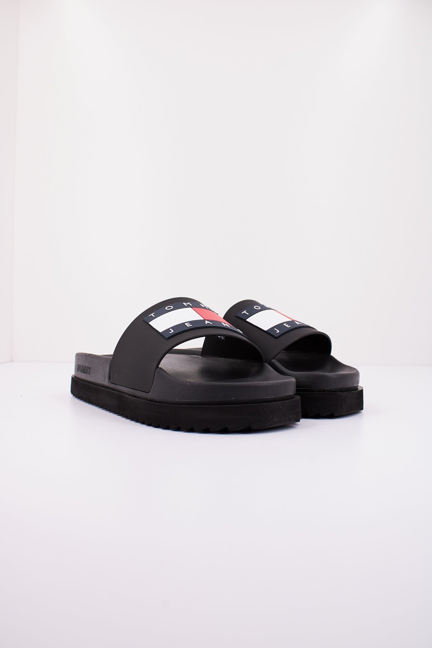 TOMMY JEANS  TJW ELEVATED FLATFORM SLIDE en color NEGRO  (2)