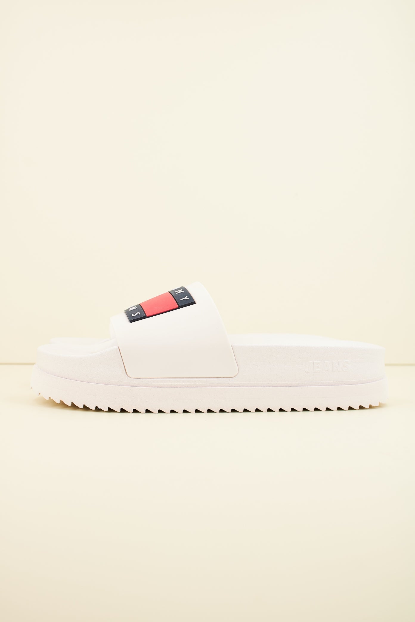 TOMMY JEANS ELEVATED FLATFORM SLIDE en color BLANCO  (1)