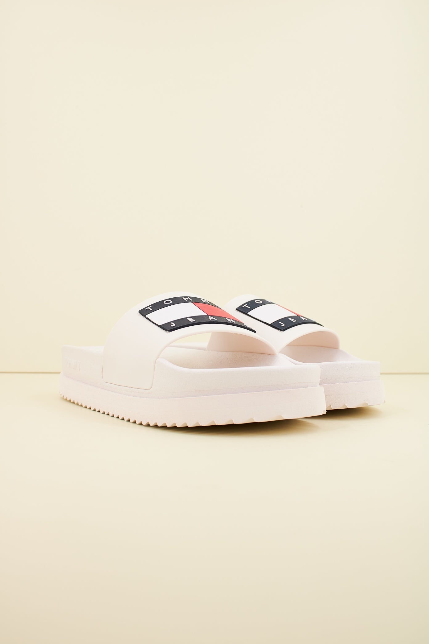 TOMMY JEANS ELEVATED FLATFORM SLIDE en color BLANCO  (2)