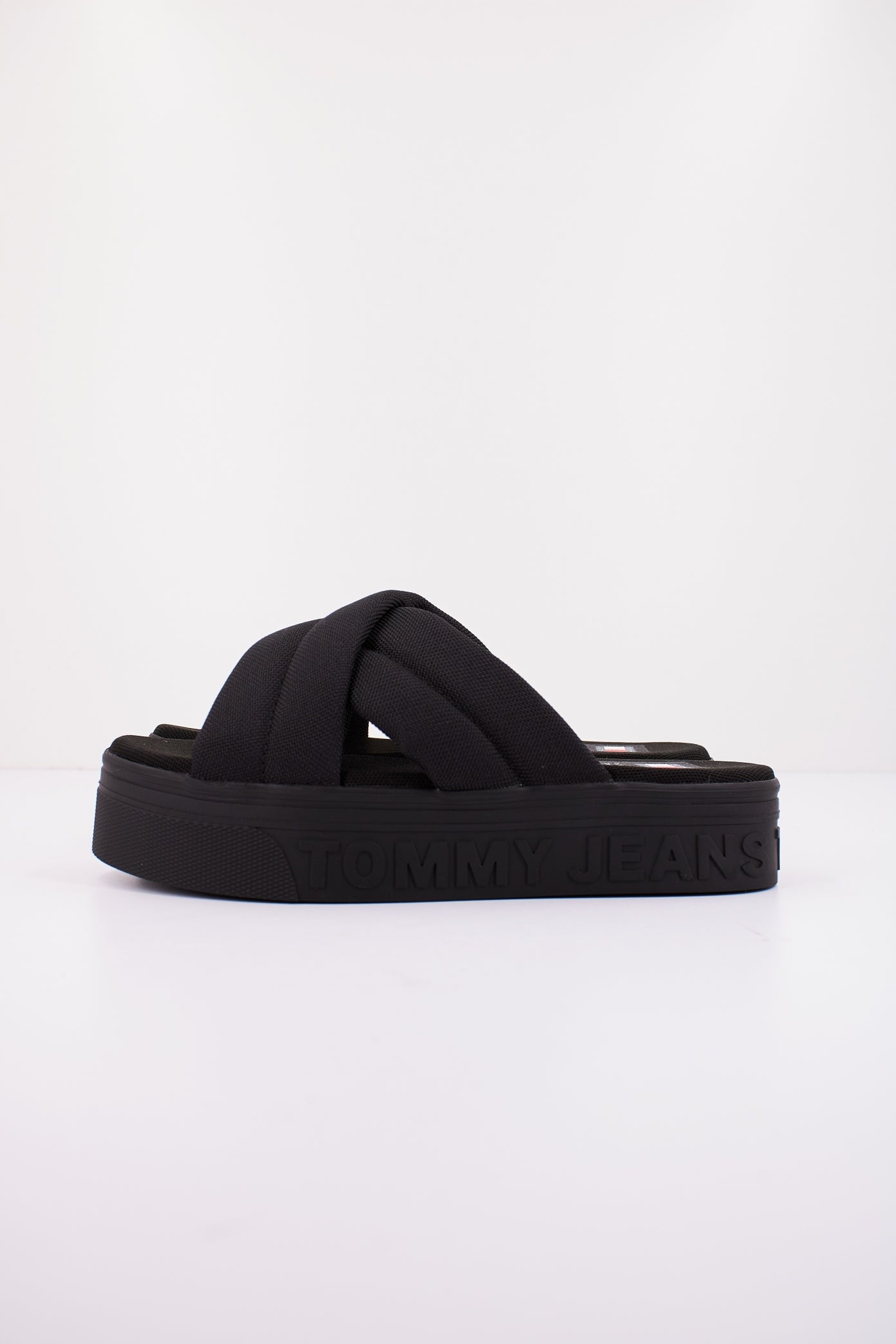 TOMMY JEANS TJW LETTERING FLATFORM en color NEGRO  (1)