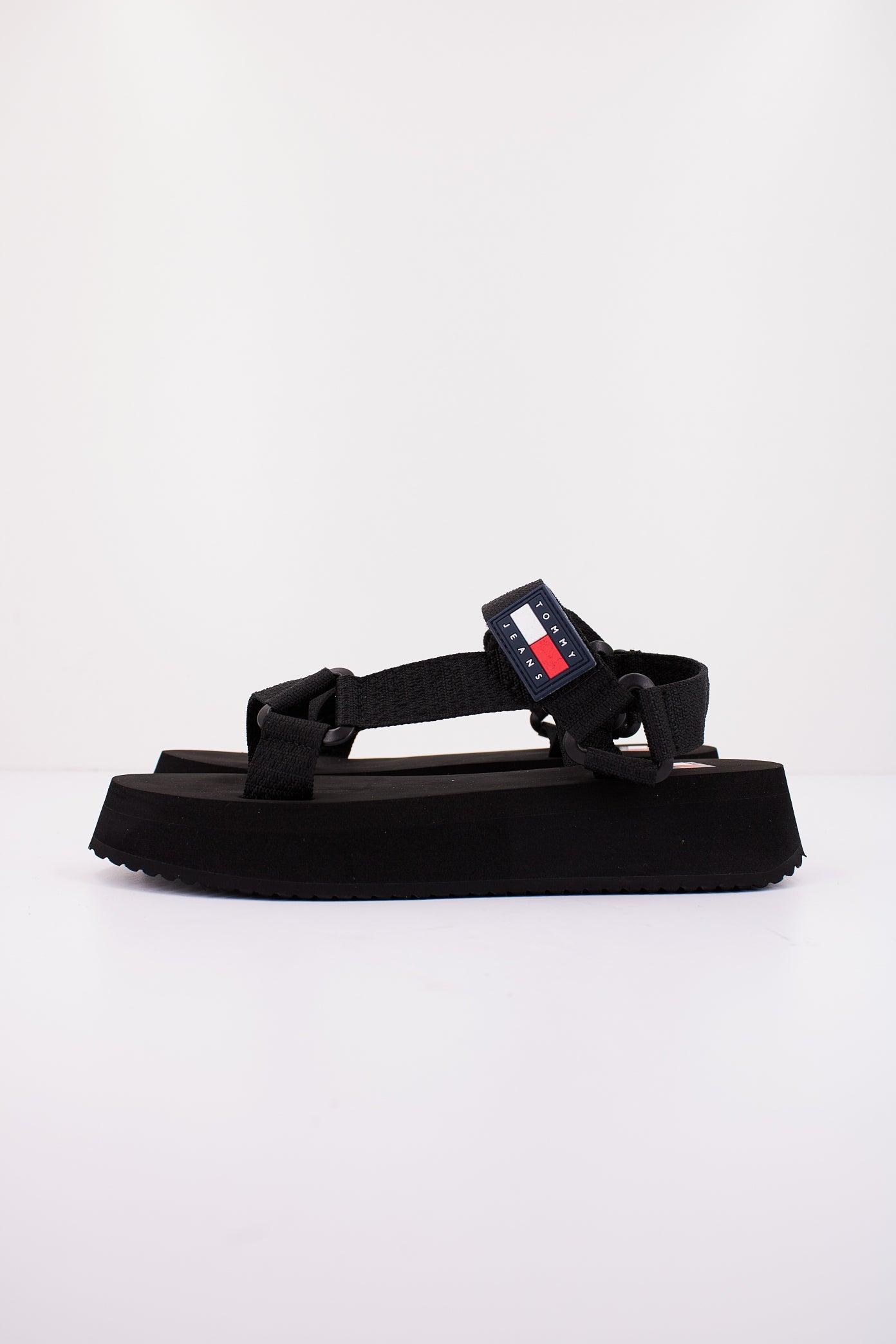 TOMMY JEANS TJW EVA SANDAL en color NEGRO  (1)