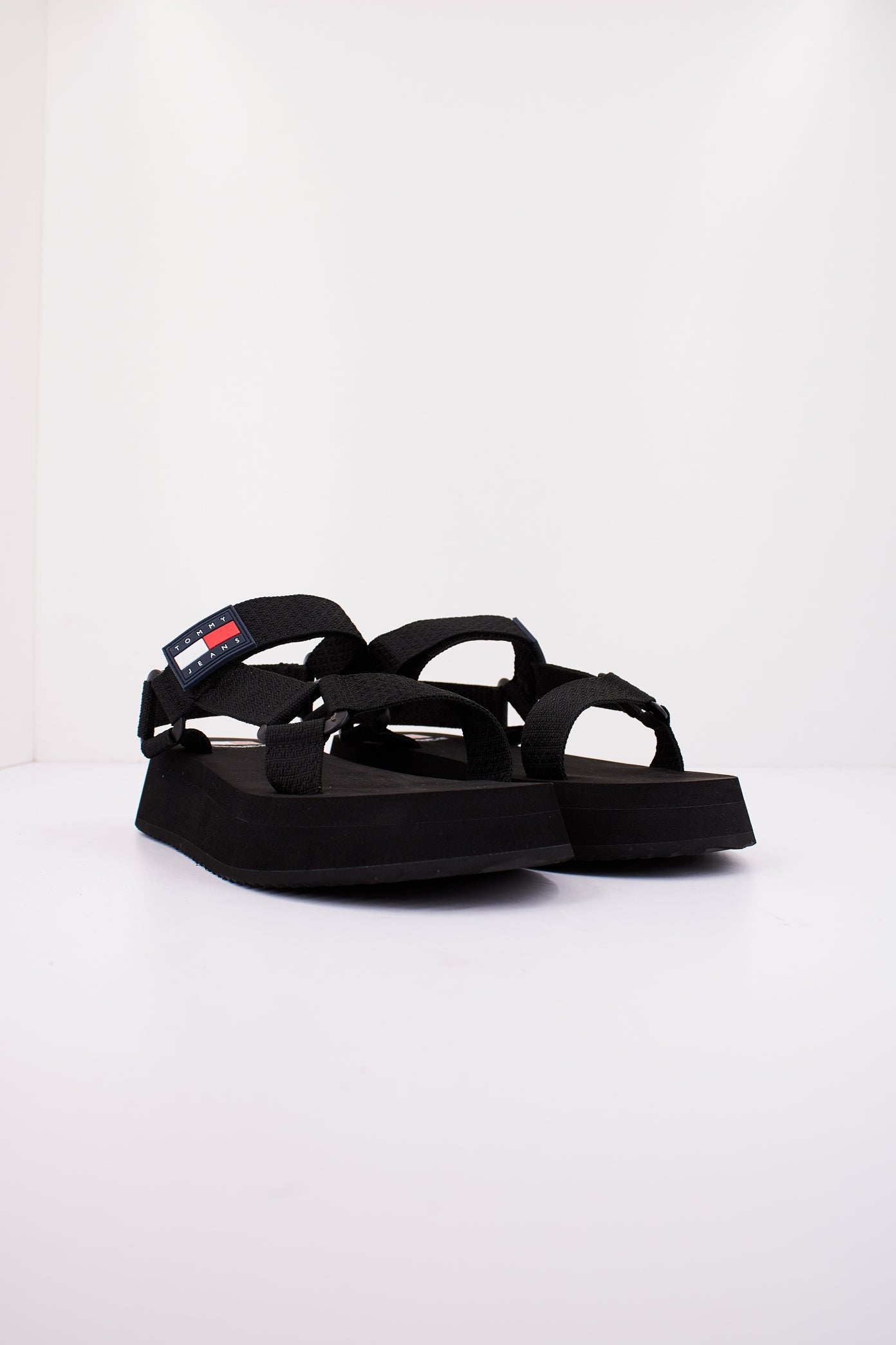 TOMMY JEANS TJW EVA SANDAL en color NEGRO  (2)