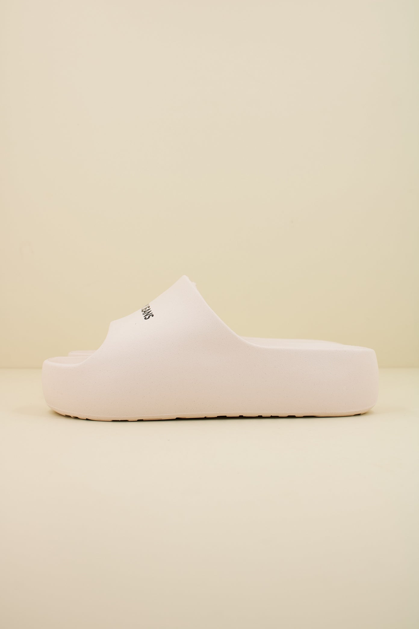 TOMMY JEANS TJW CHUNKY FLATFORM SLID en color BLANCO  (1)