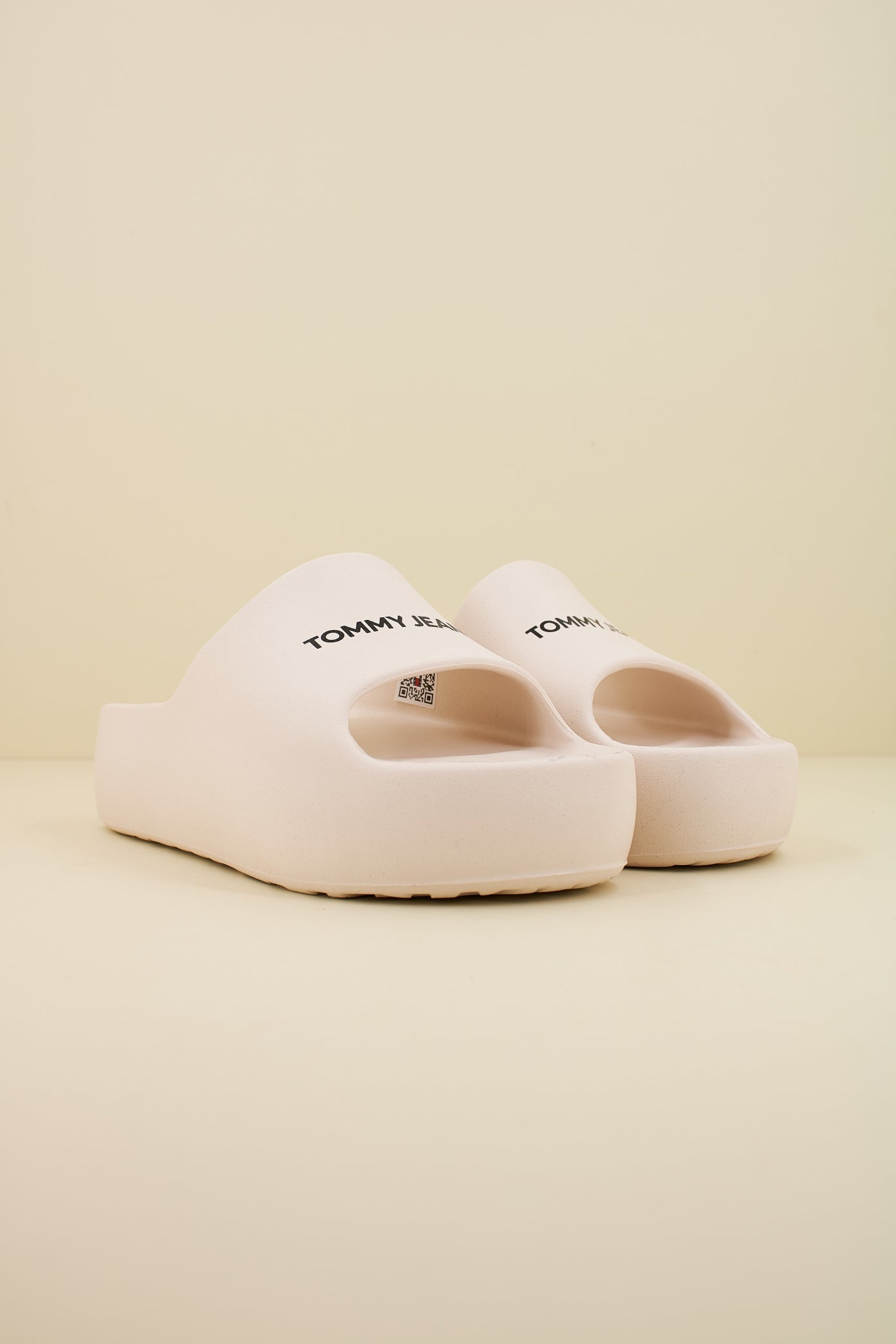 TOMMY JEANS TJW CHUNKY FLATFORM SLID en color BLANCO  (2)