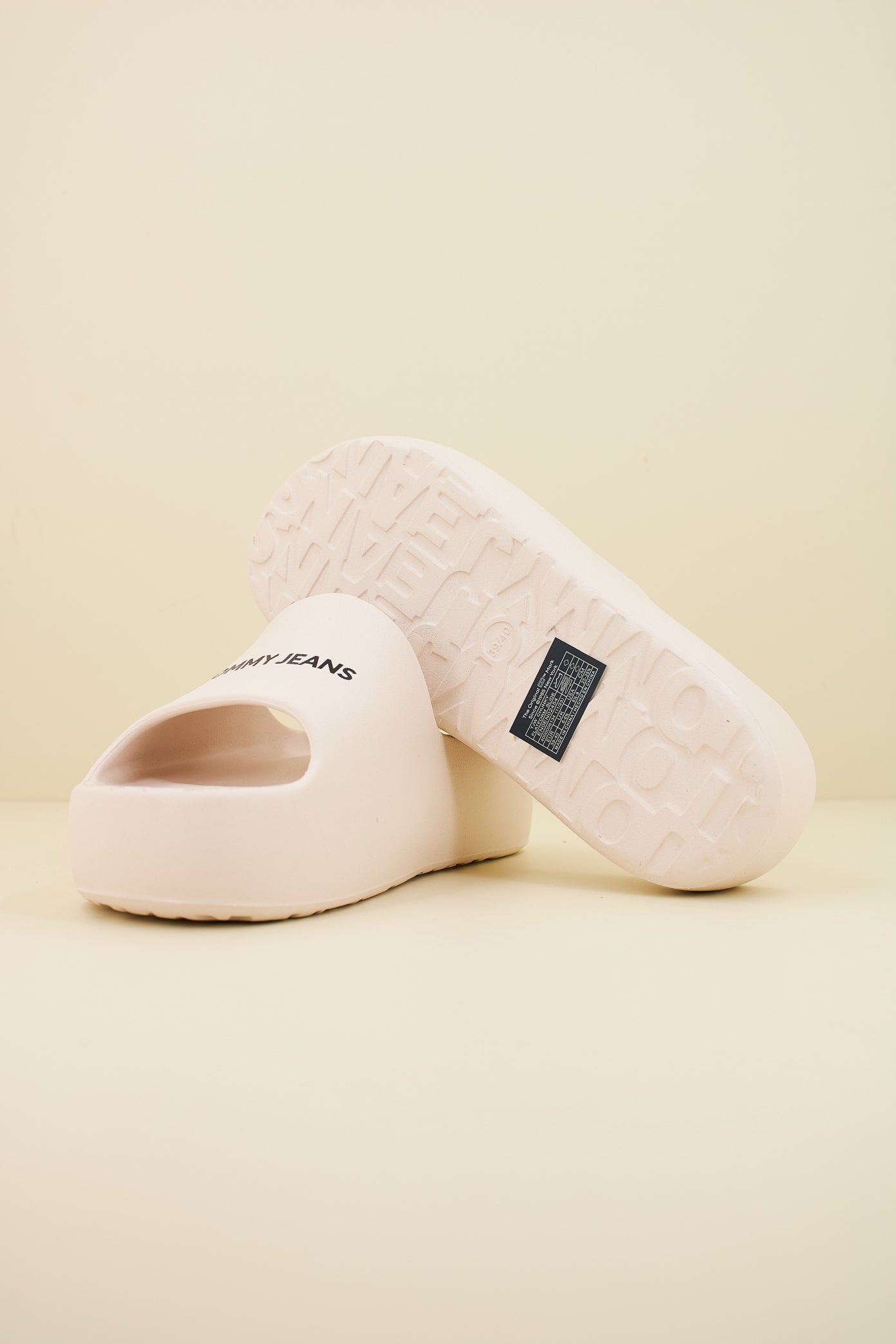 TOMMY JEANS TJW CHUNKY FLATFORM SLID en color BLANCO  (4)