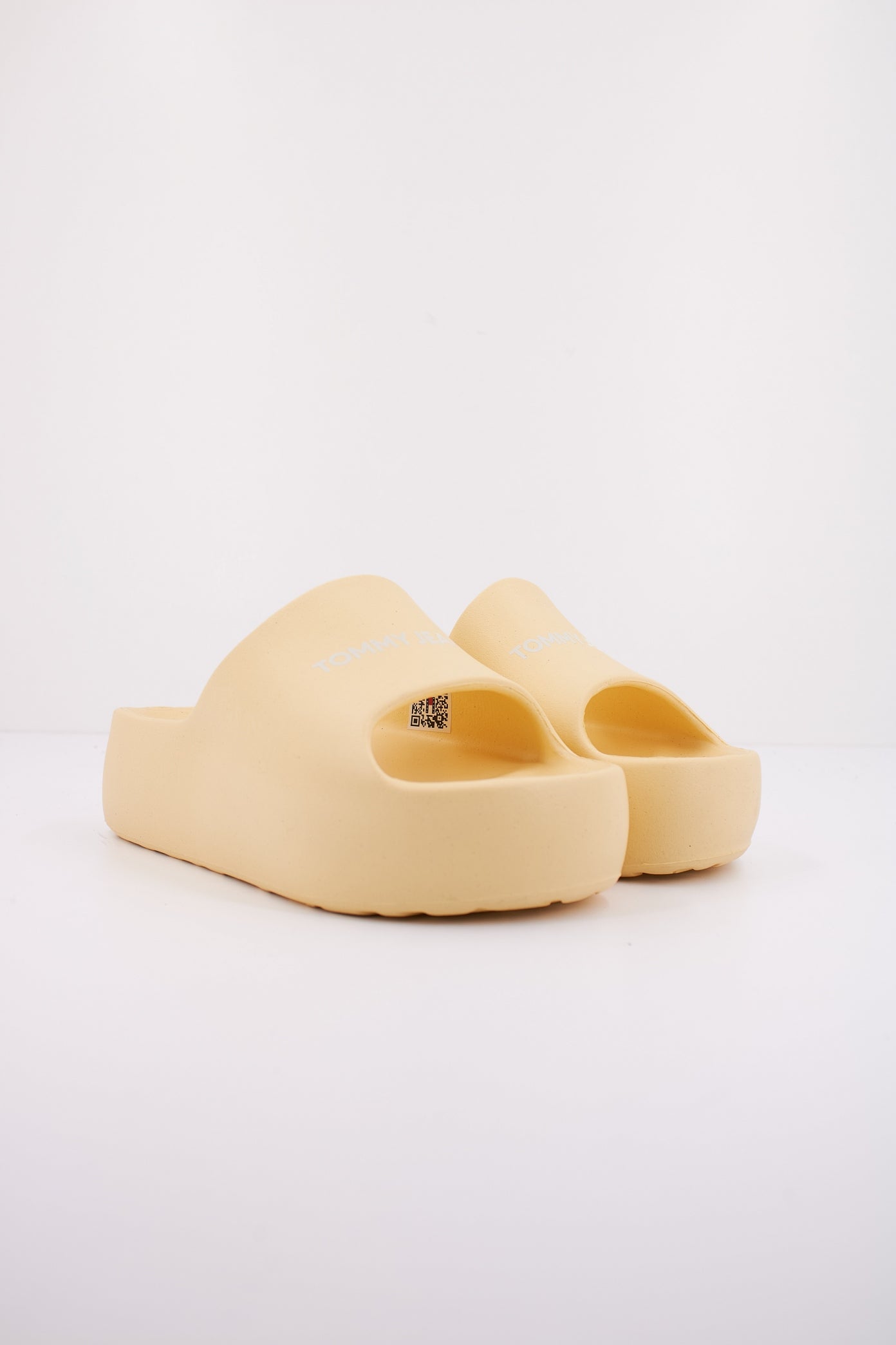 TOMMY JEANS  TJW CHUNKY FLATFORM SLID en color AMARILLO  (2)