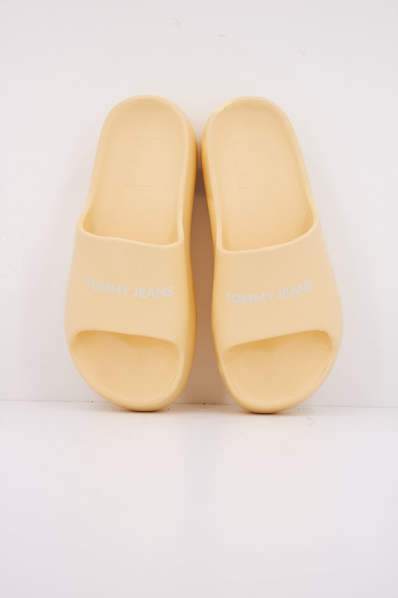 TOMMY JEANS  TJW CHUNKY FLATFORM SLID en color AMARILLO  (3)