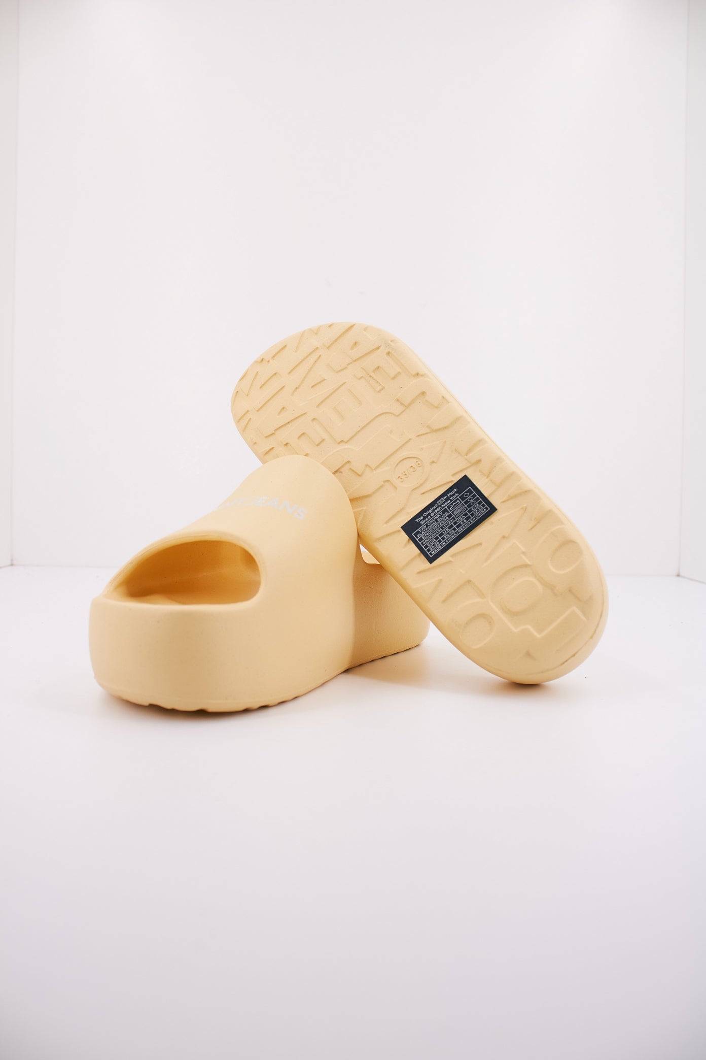 TOMMY JEANS  TJW CHUNKY FLATFORM SLID en color AMARILLO  (5)