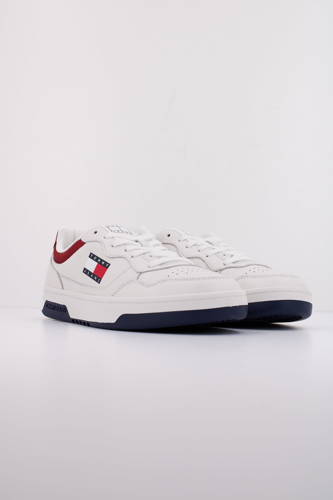 TOMMY JEANS TJM CUPSOLE LEATHER ESS en color BLANCO  (2)