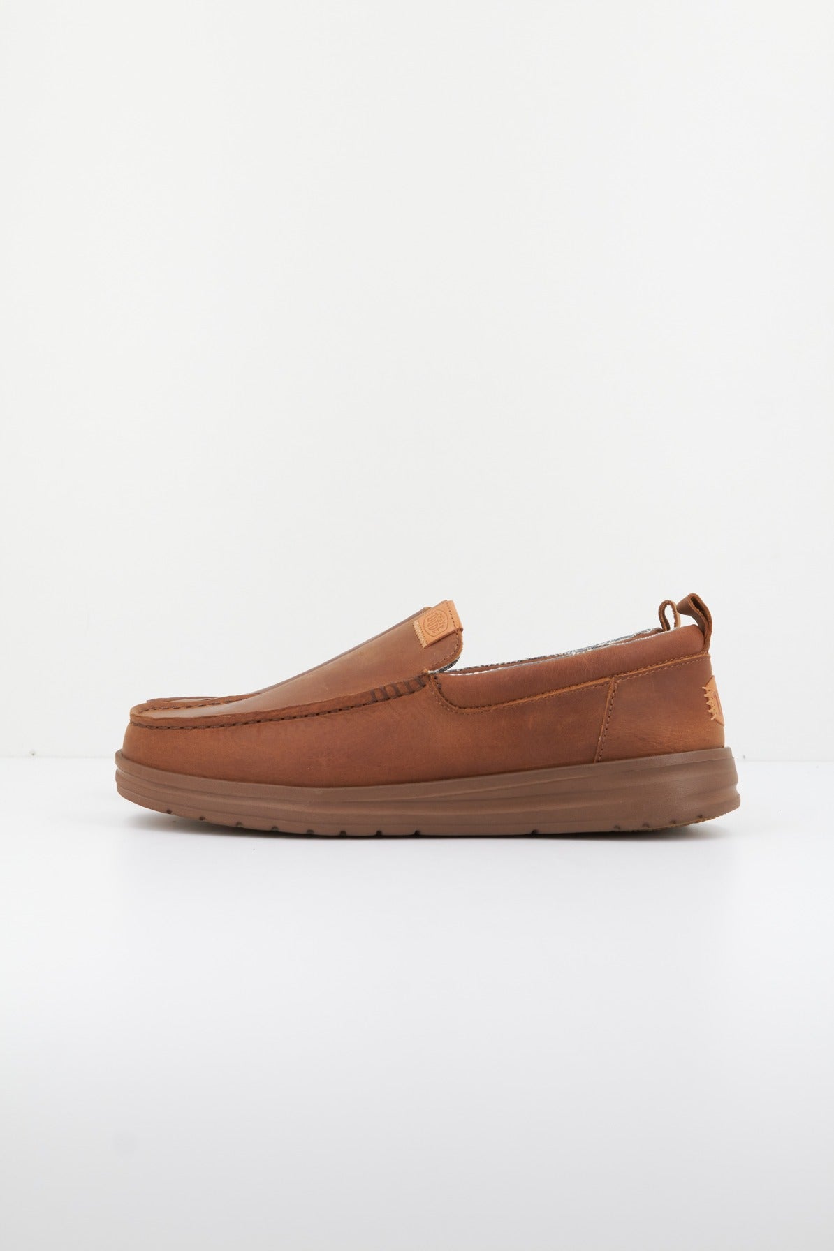 HEY DUDE WALLY GRIP MOC en color MARRON  (1)