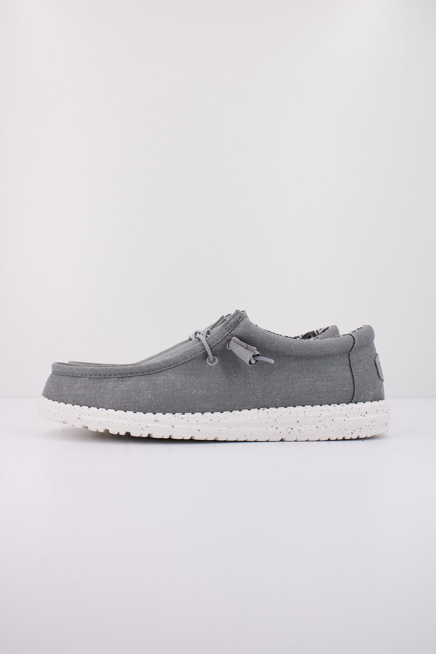 HEY DUDE  WALLY CANVAS en color GRIS  (1)