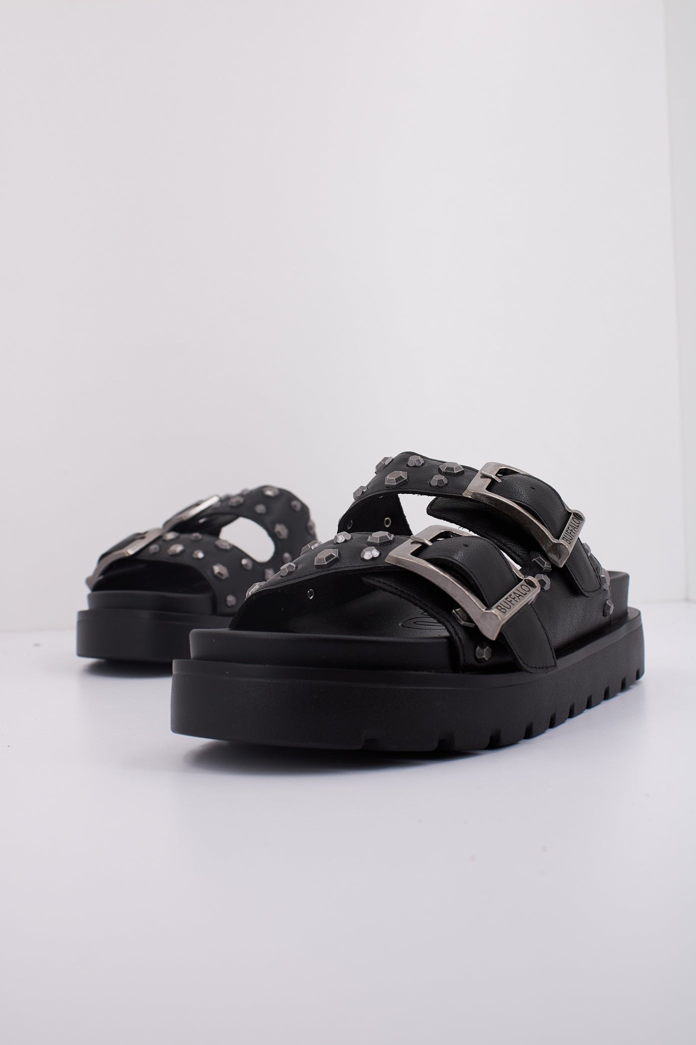 BUFFALO RAYA ARI STUD VEGAN en color NEGRO  (2)