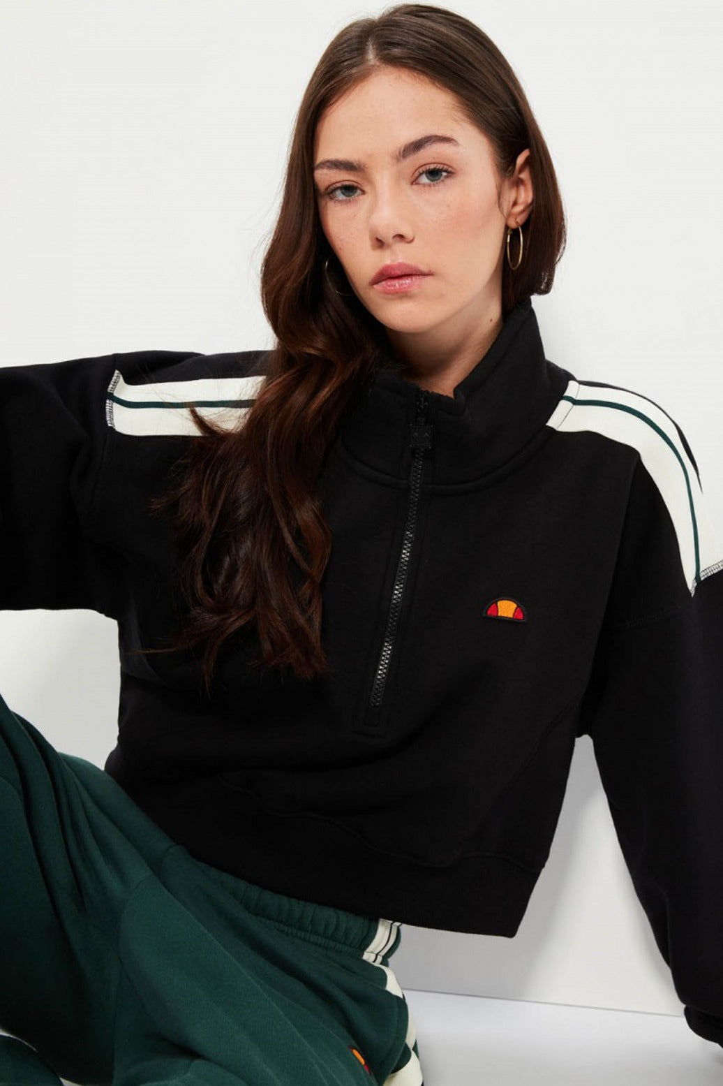 ELLESSE INNOCENZO CROP SWEATSHIRT en color NEGRO  (2)