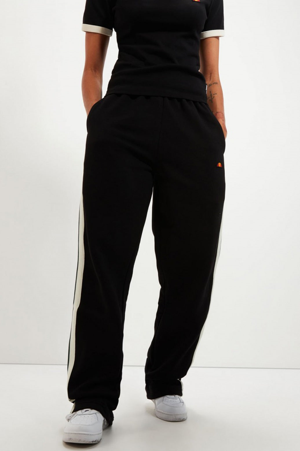 ELLESSE  RADICE JOGGER en color NEGRO  (1)