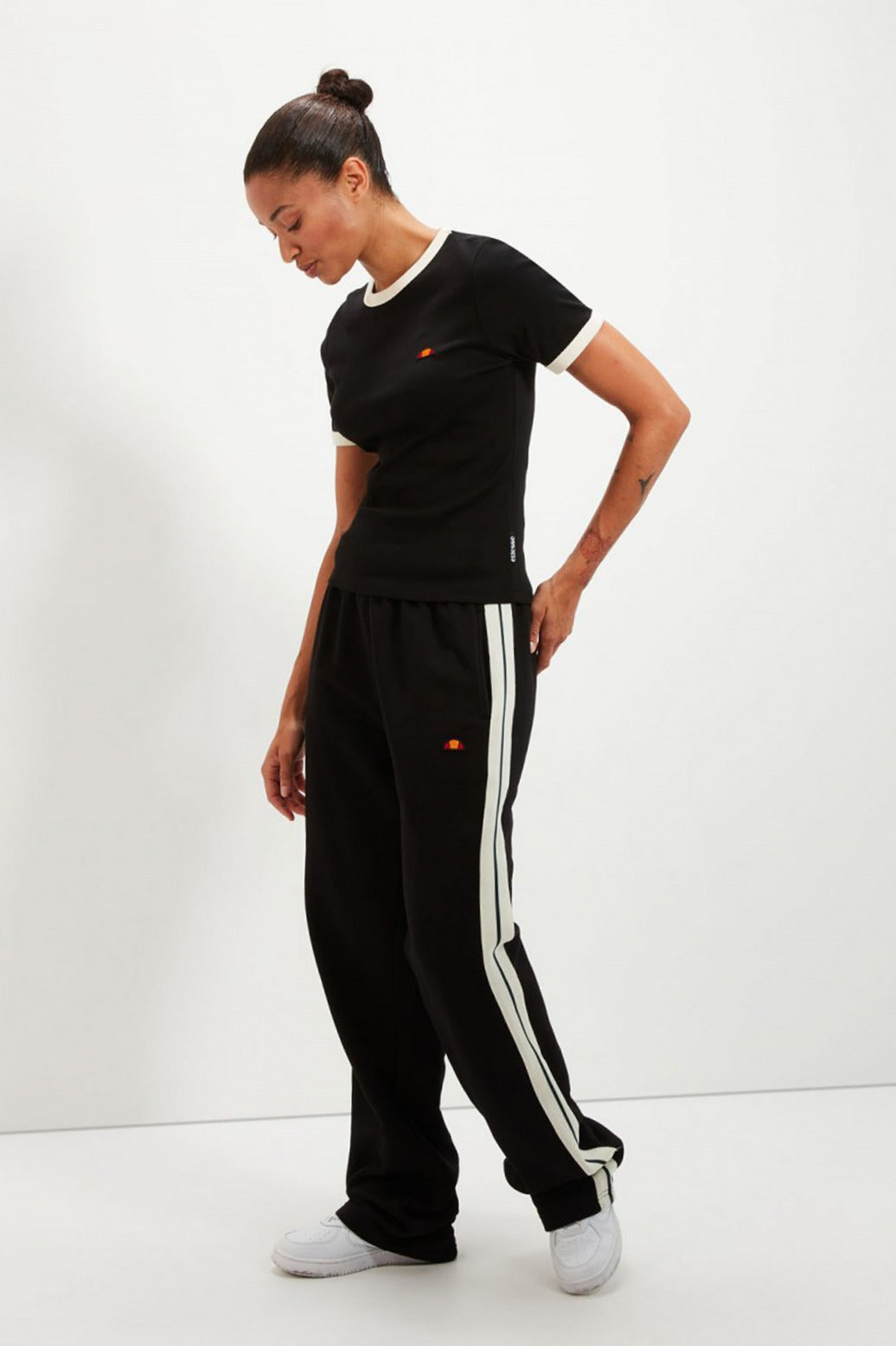 ELLESSE  RADICE JOGGER en color NEGRO  (2)