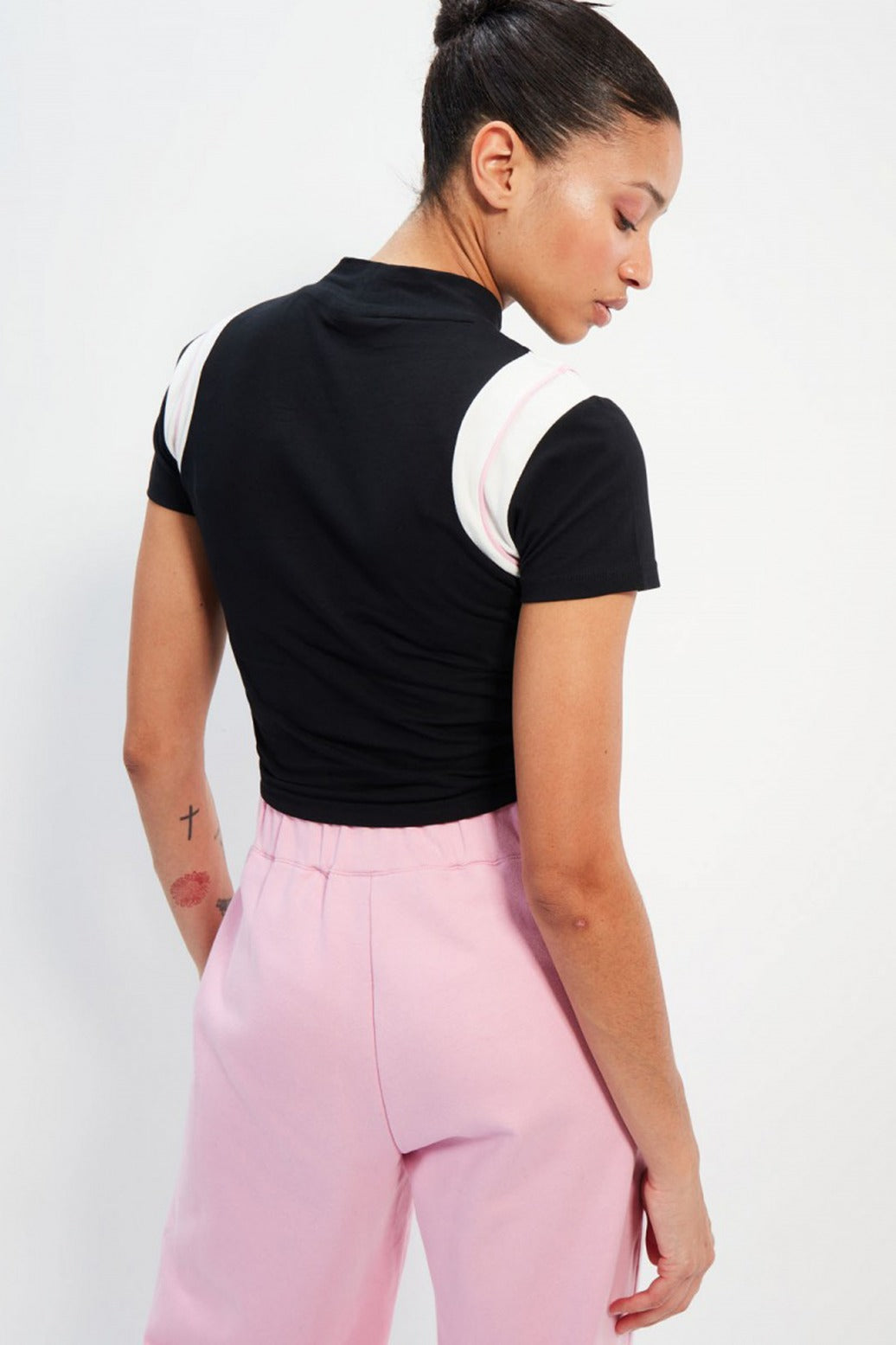 ELLESSE MART CROP T-SHIRT en color NEGRO  (3)