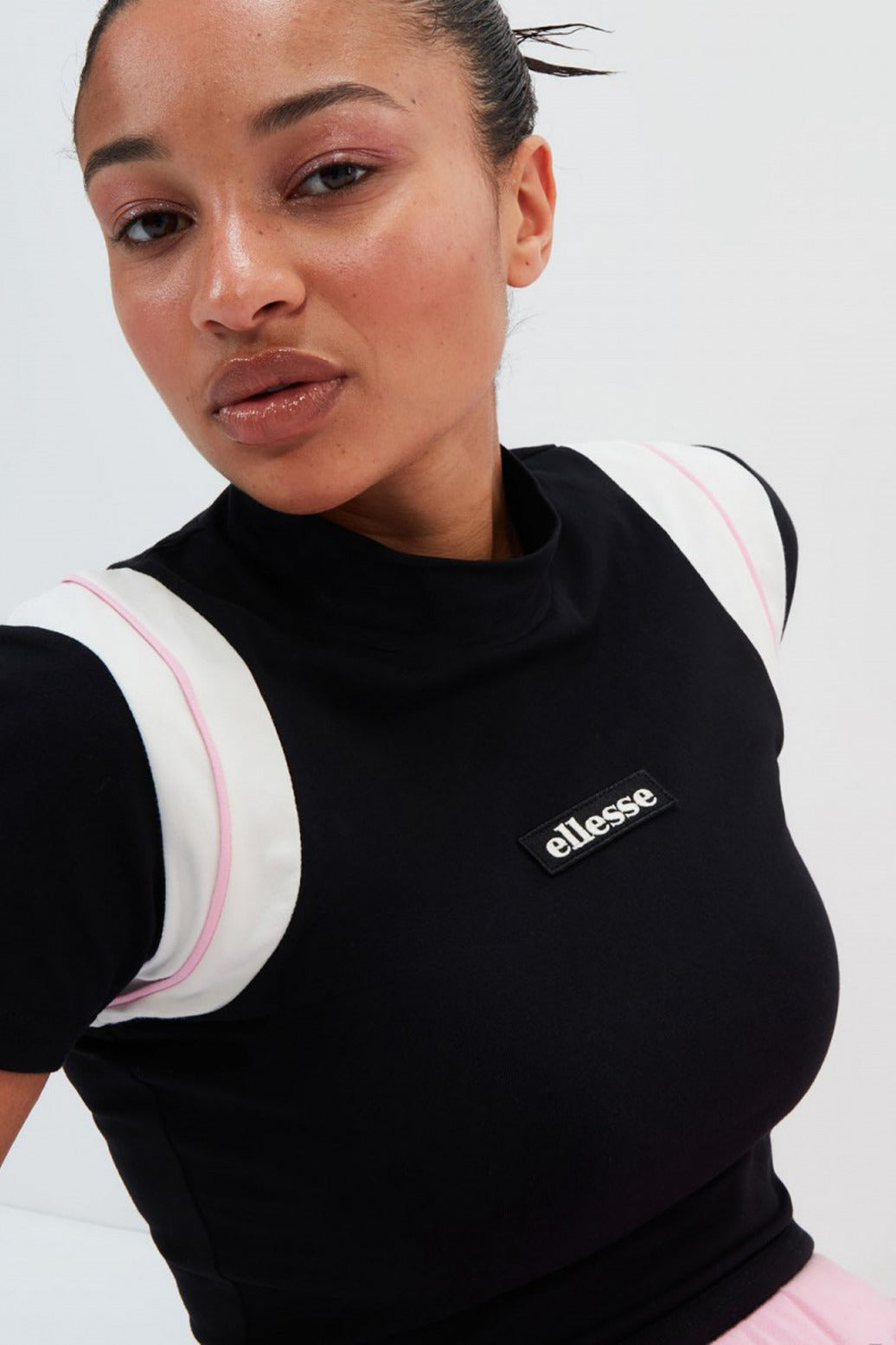 ELLESSE MART CROP T-SHIRT en color NEGRO  (4)