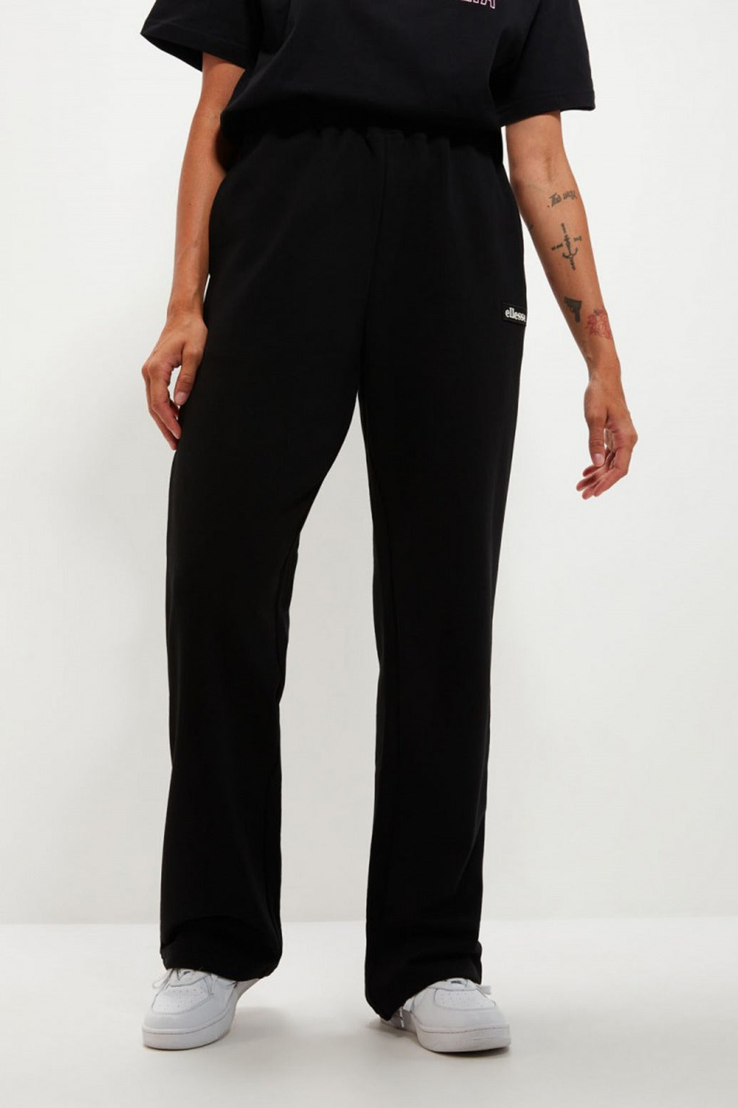 ELLESSE VERNETTI JOGGER en color NEGRO  (1)