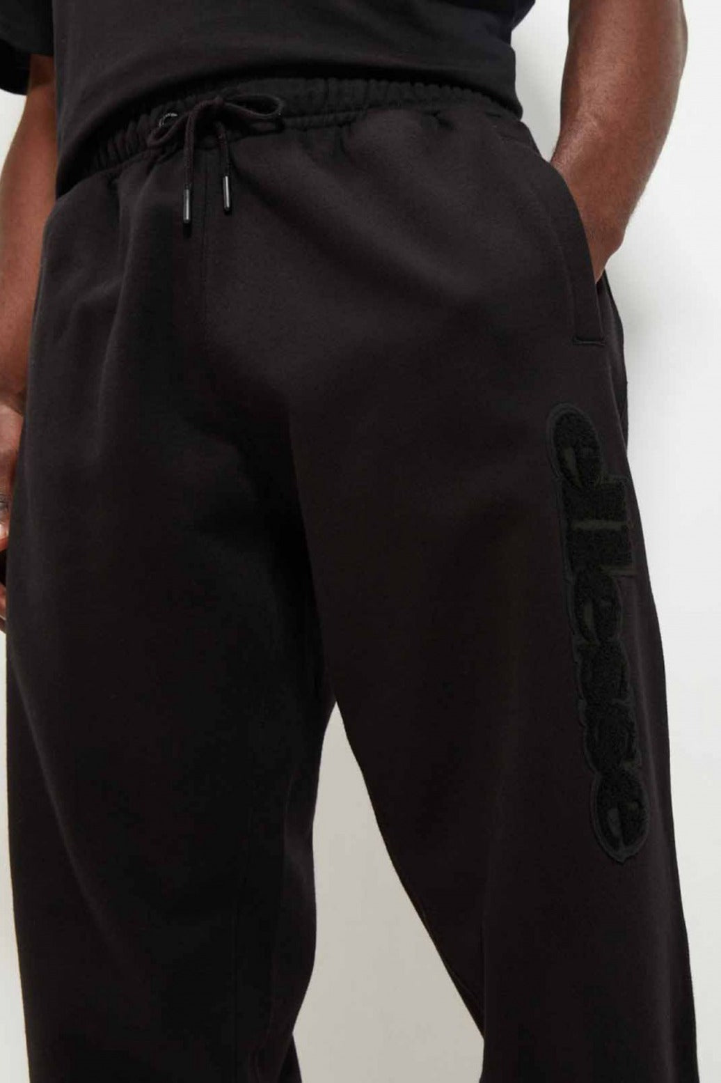 ELLESSE GARSI JOG PANT en color NEGRO  (4)