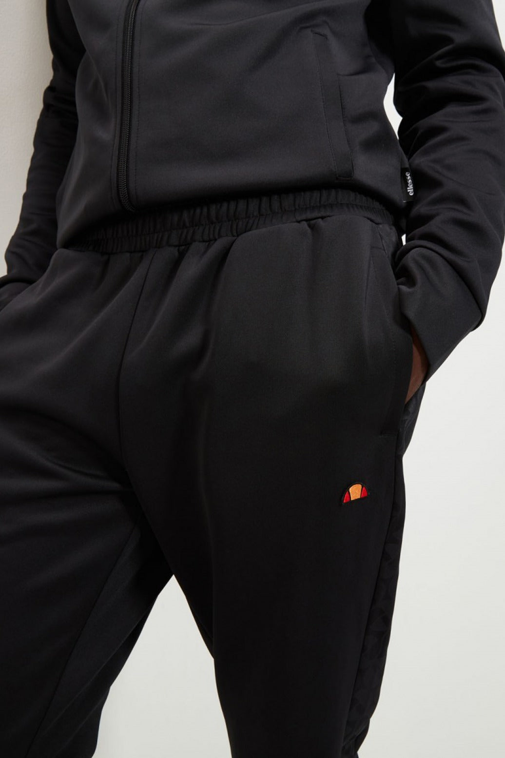 ELLESSE JARDIN TRACK PANT en color NEGRO  (4)