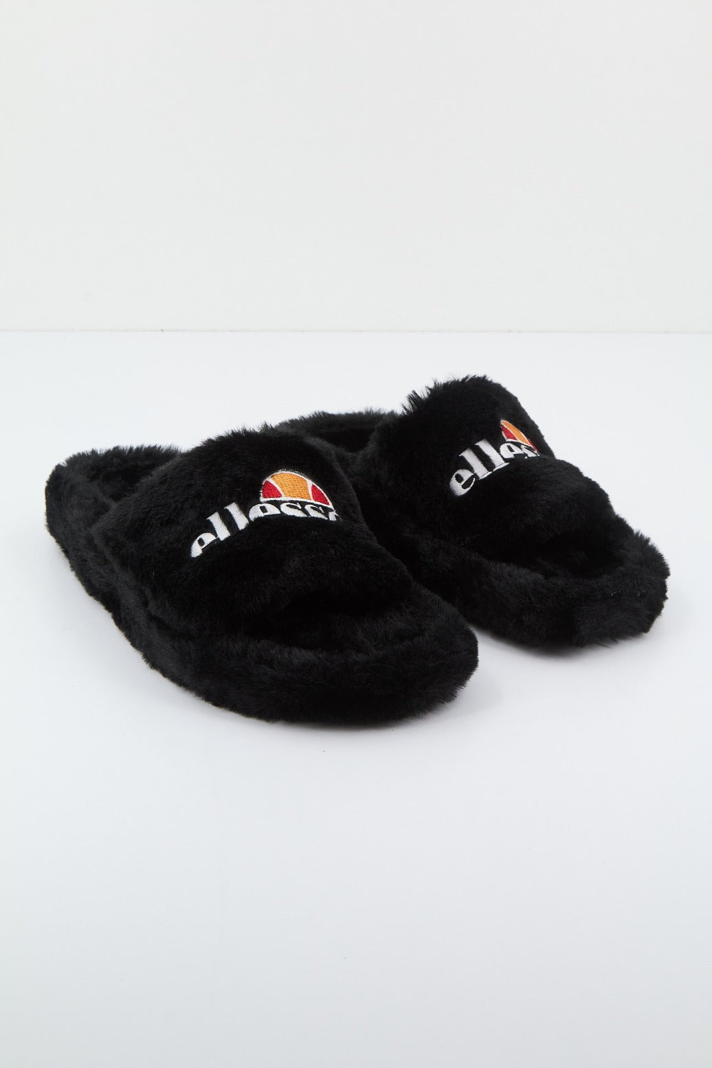 ELLESSE FILIPPO SLIPPER en color NEGRO  (1)