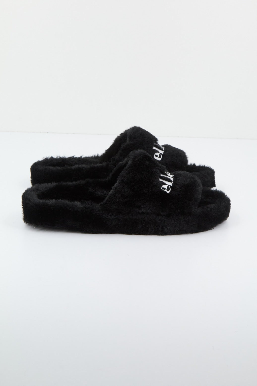 ELLESSE FILIPPO SLIPPER en color NEGRO  (2)