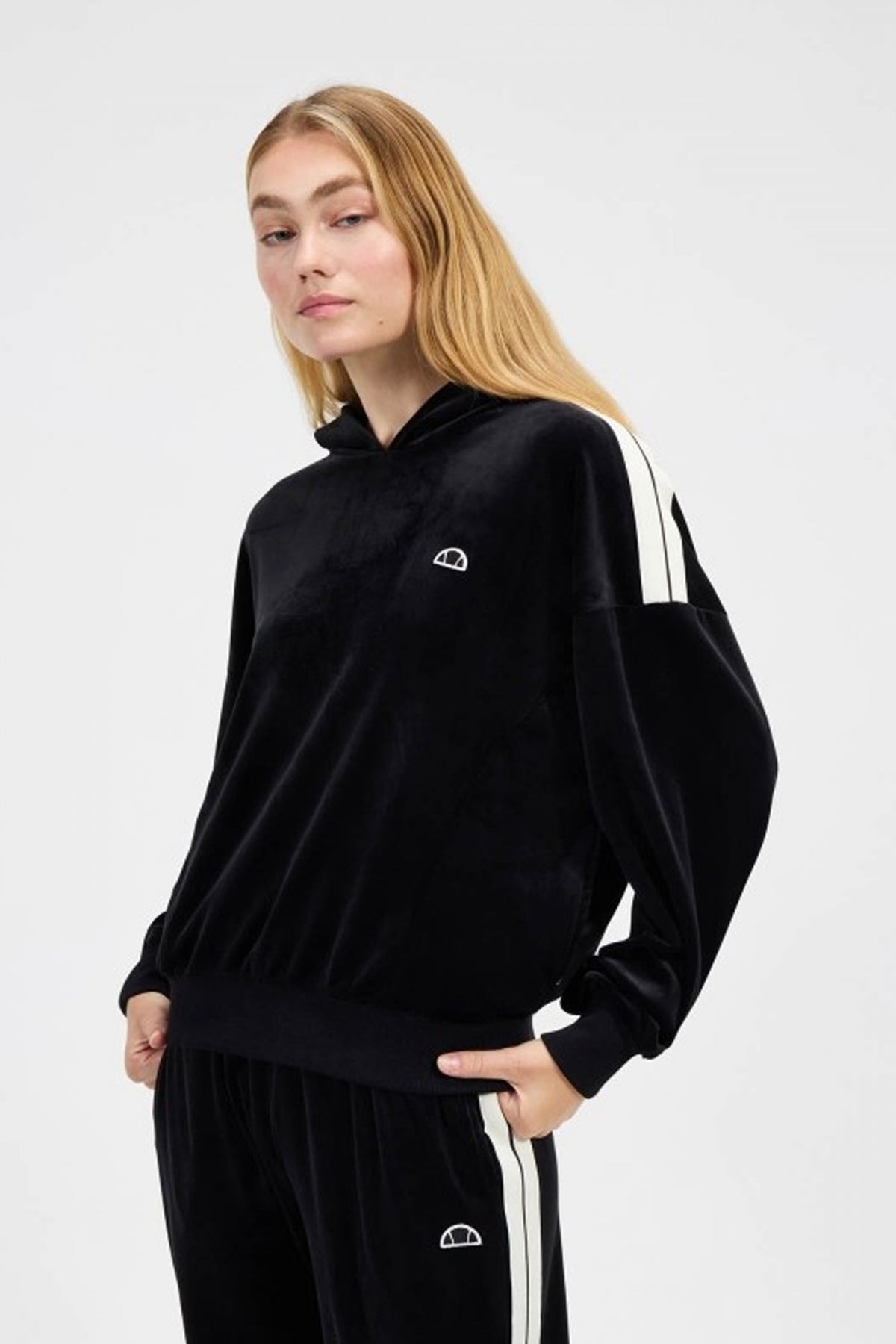 ELLESSE IZZIE OH HODDY en color NEGRO  (1)