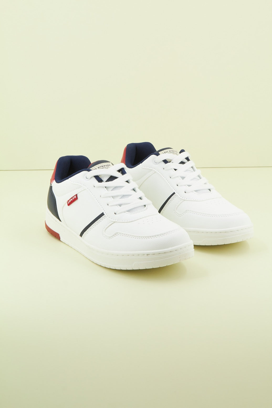 LEVI'S KICK en color BLANCO  (1)