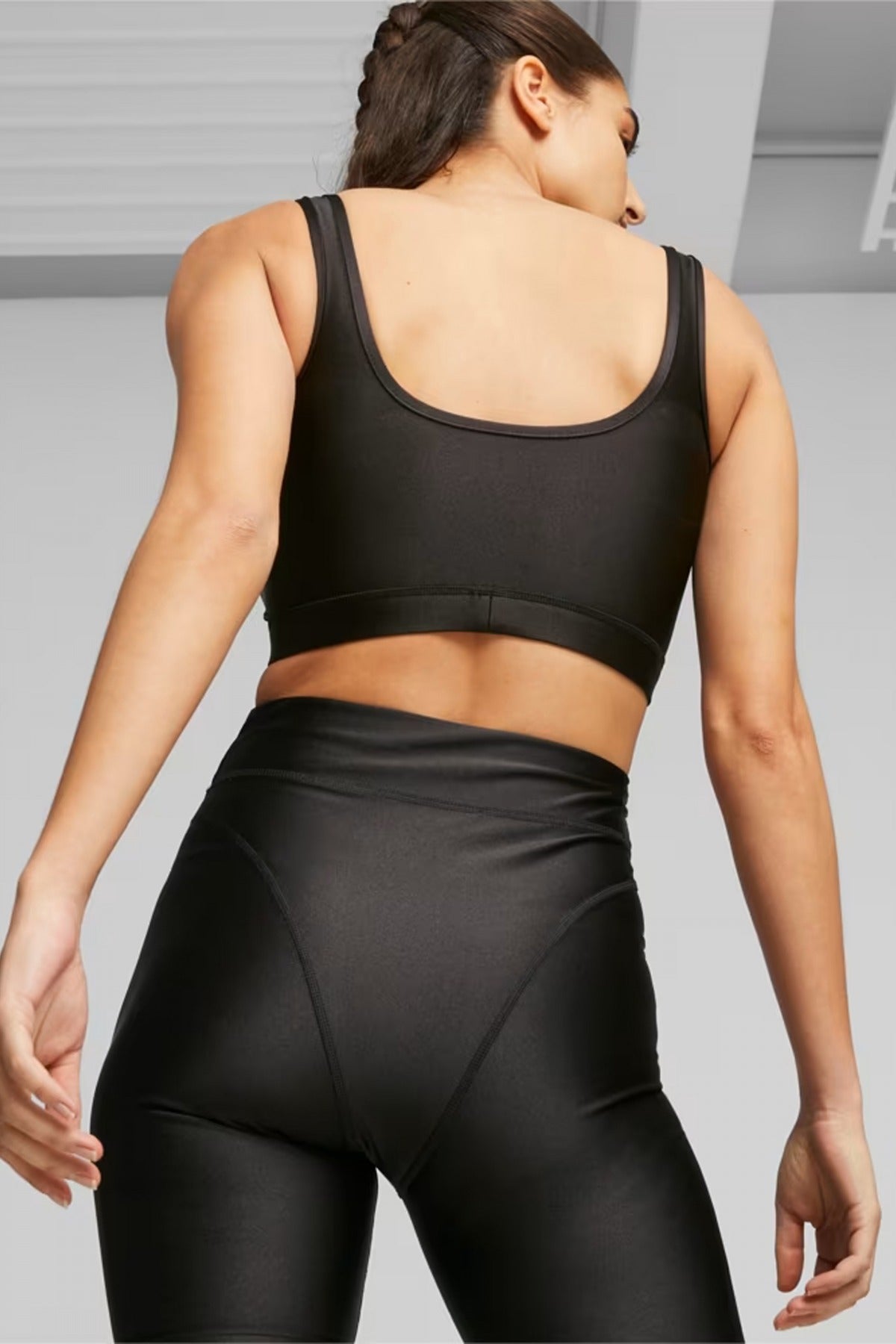 PUMA DARE TO CROP TOP en color NEGRO  (3)