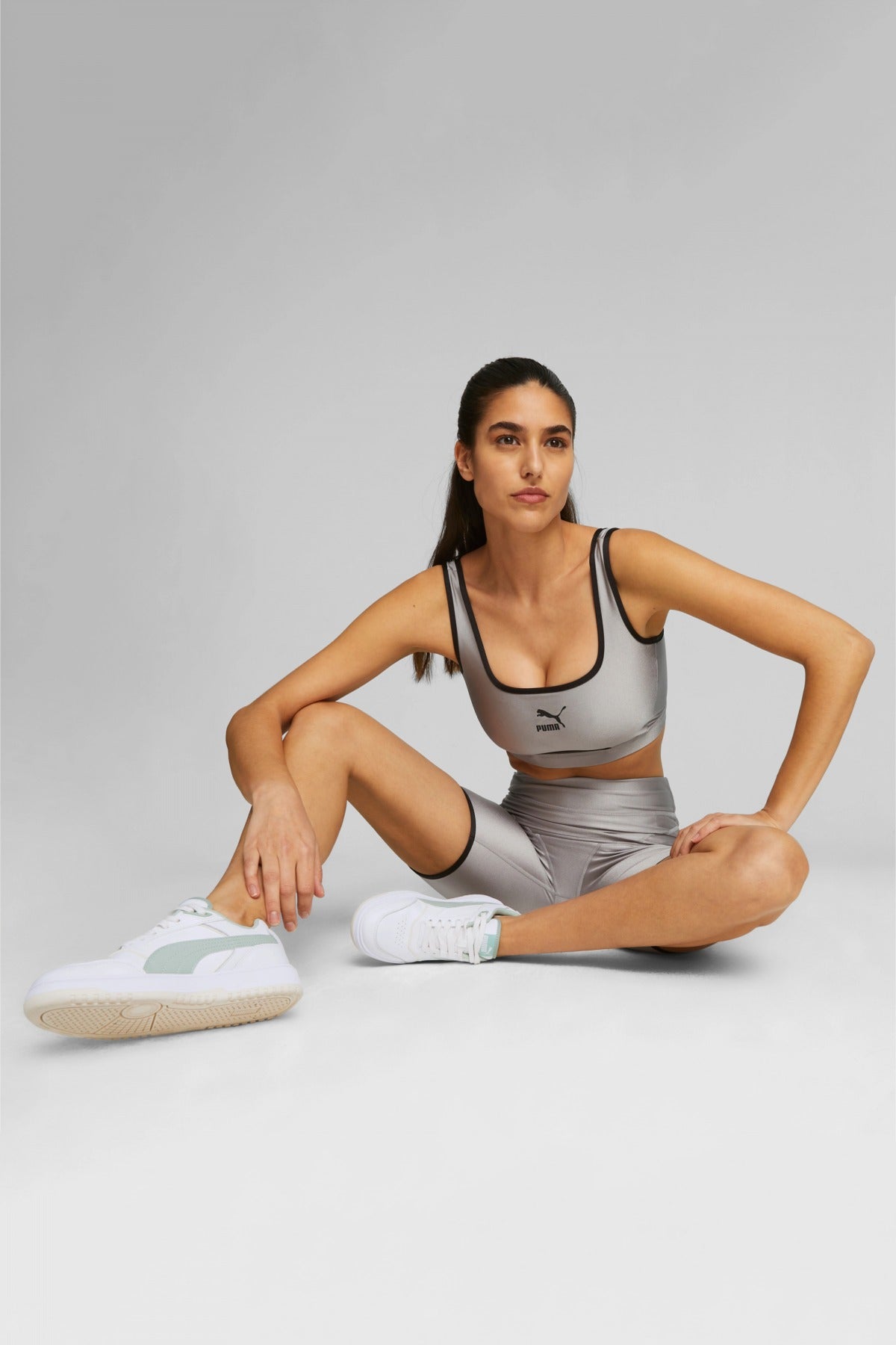 PUMA DARE TO CROP TOP en color GRIS  (4)