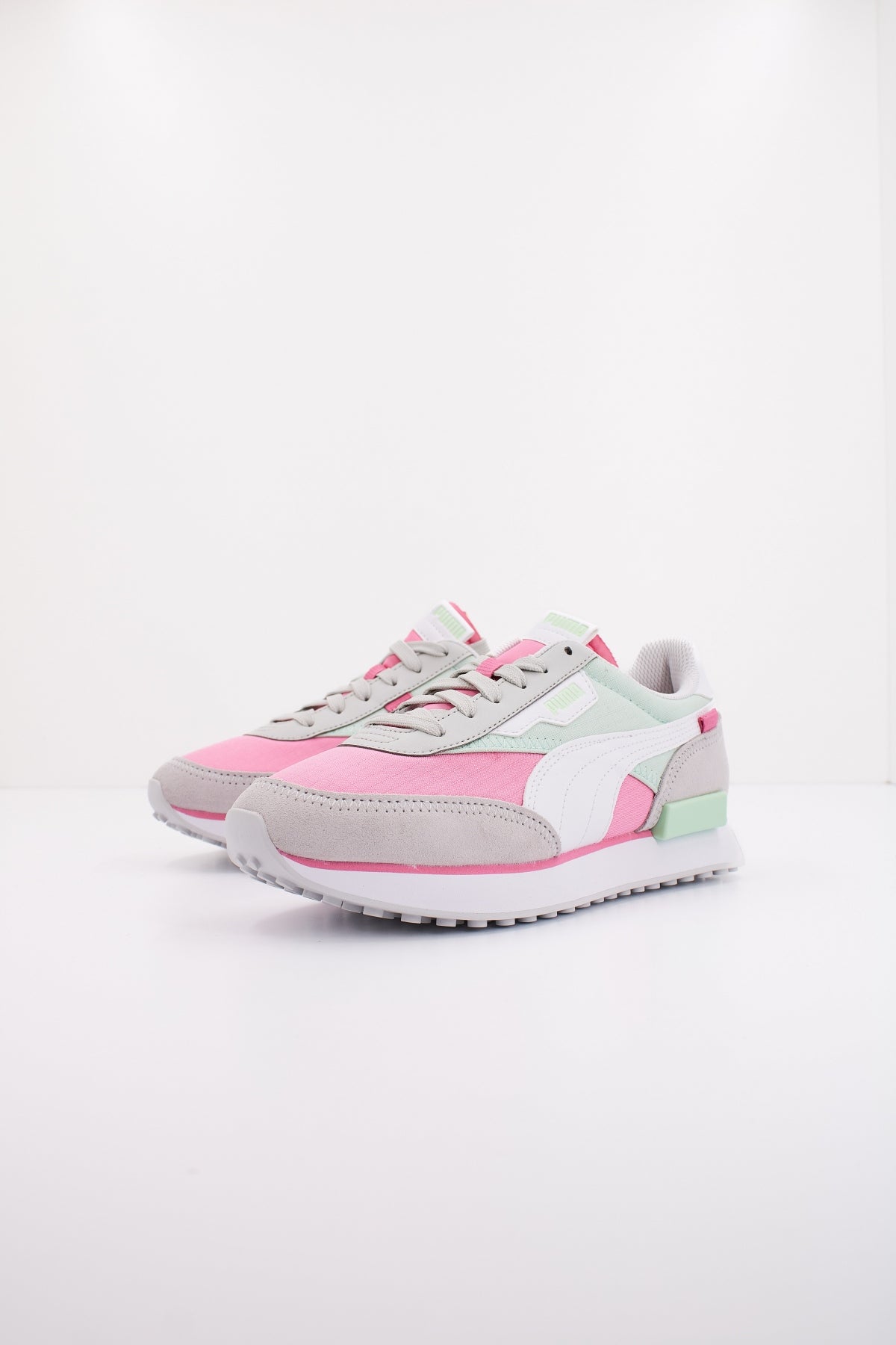 PUMA FUTURE RIDER PLAY ON en color ROSA  (2)